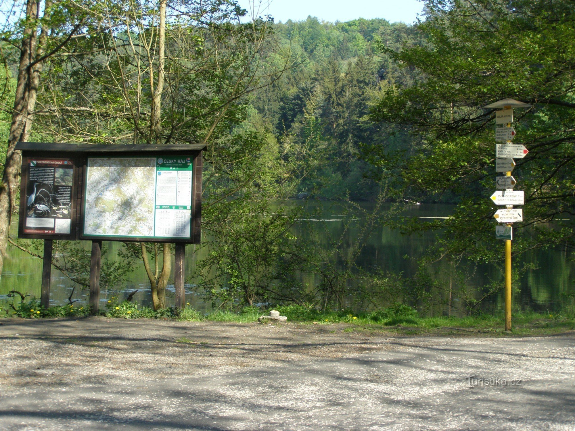 Touristenkreuzung am Teich Vidlák