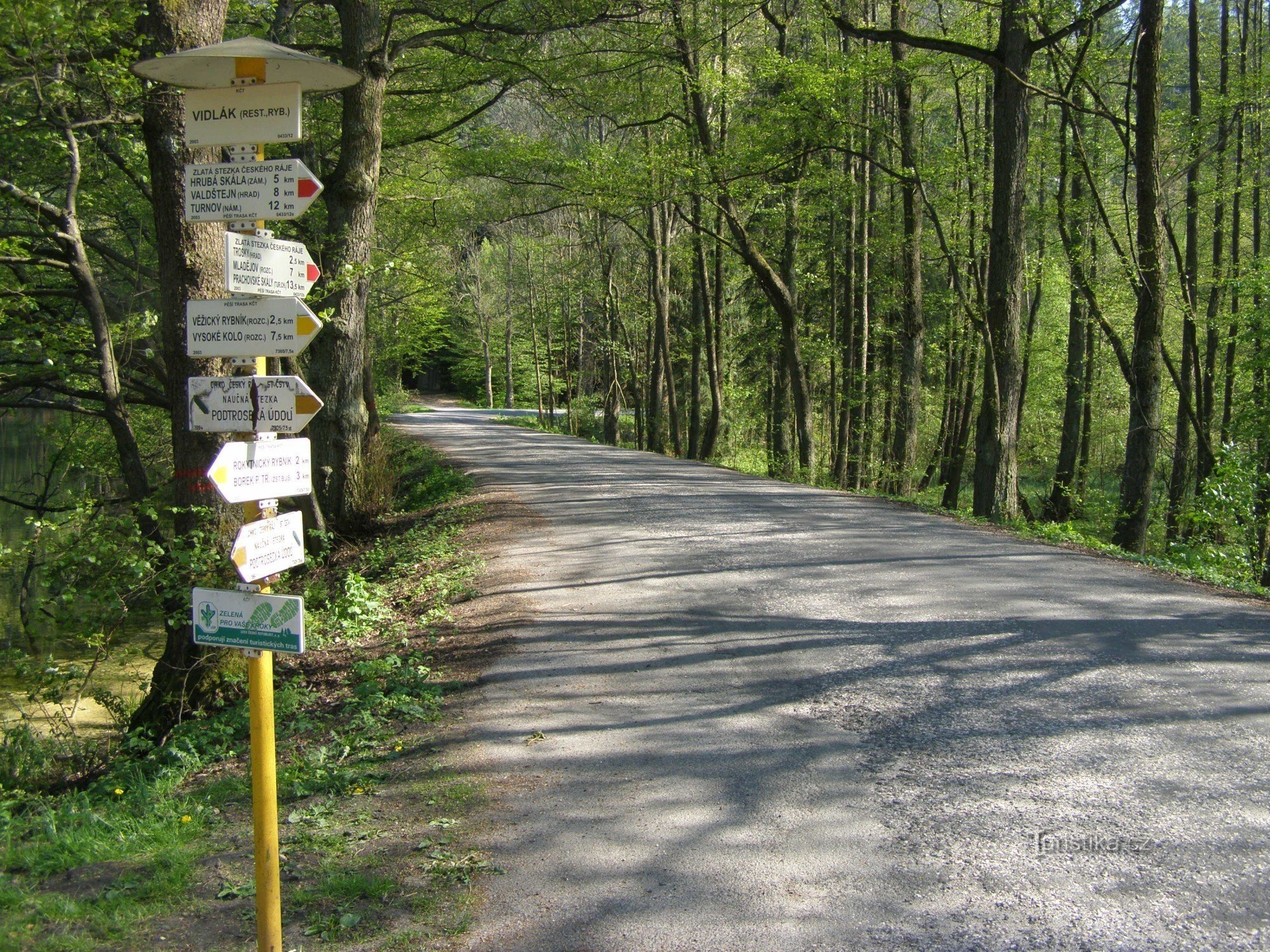 Touristenkreuzung am Teich Vidlák