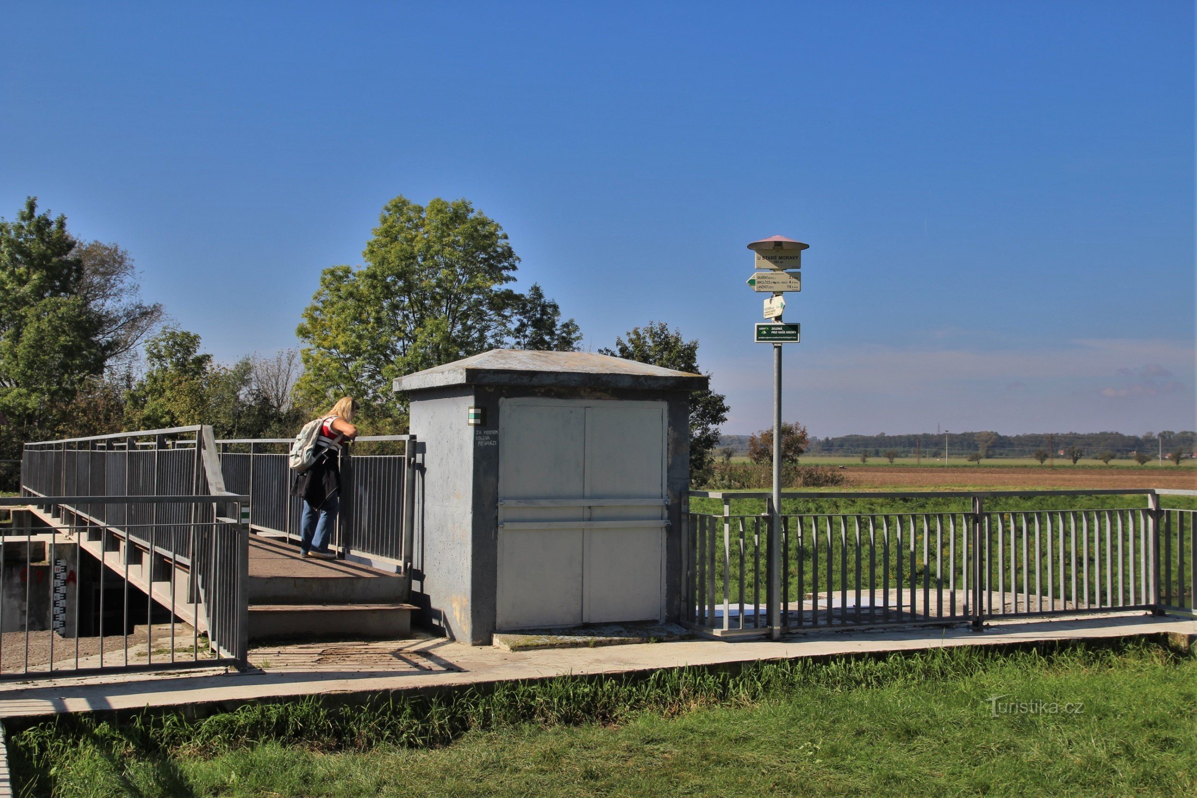 Cruce turístico U Stará Morava - en la pasarela sobre el brazo de alivio de Kyjovka