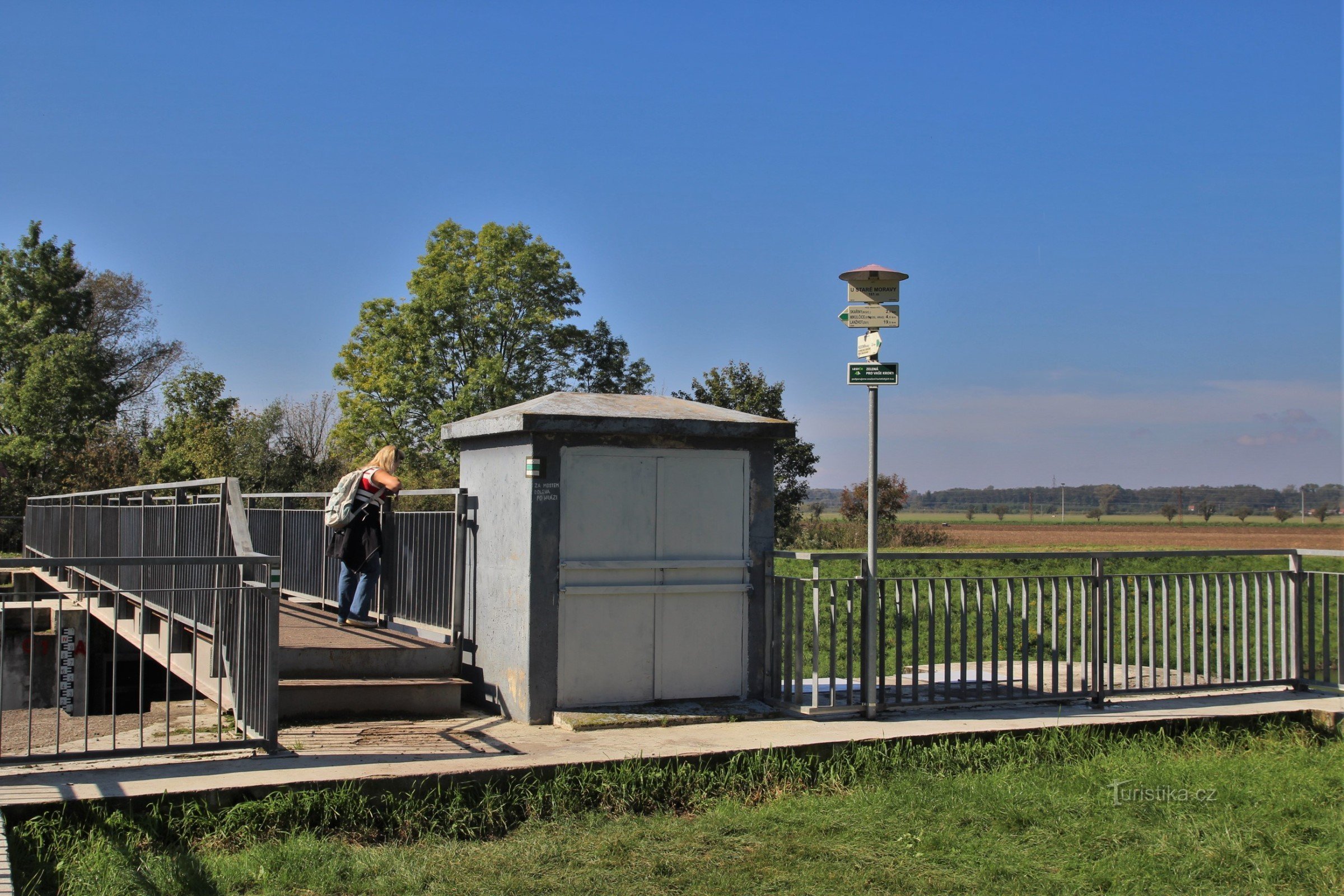 Toeristenkruispunt U Stará Morava - bij de voetgangersbrug over de hulparm van Kyjovka