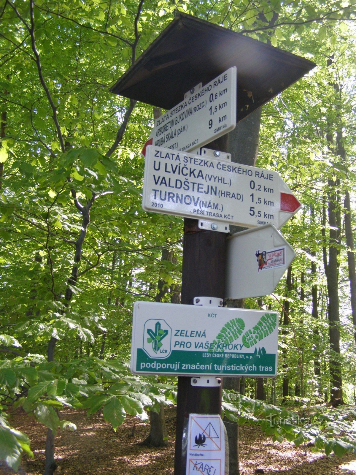 tourist crossroad at Vyhlídka na Kapela