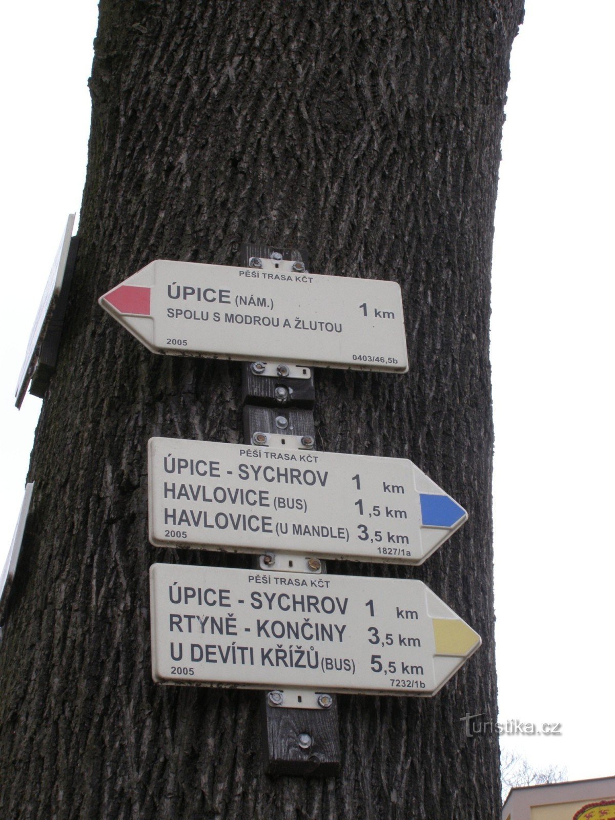 旅游十字路口 - Úpice，在 Úpa 桥旁