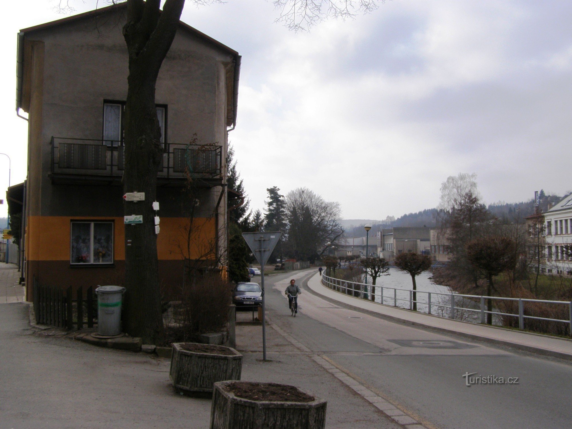 turistické rozcestí - Úpice, u mostu přes Úpu