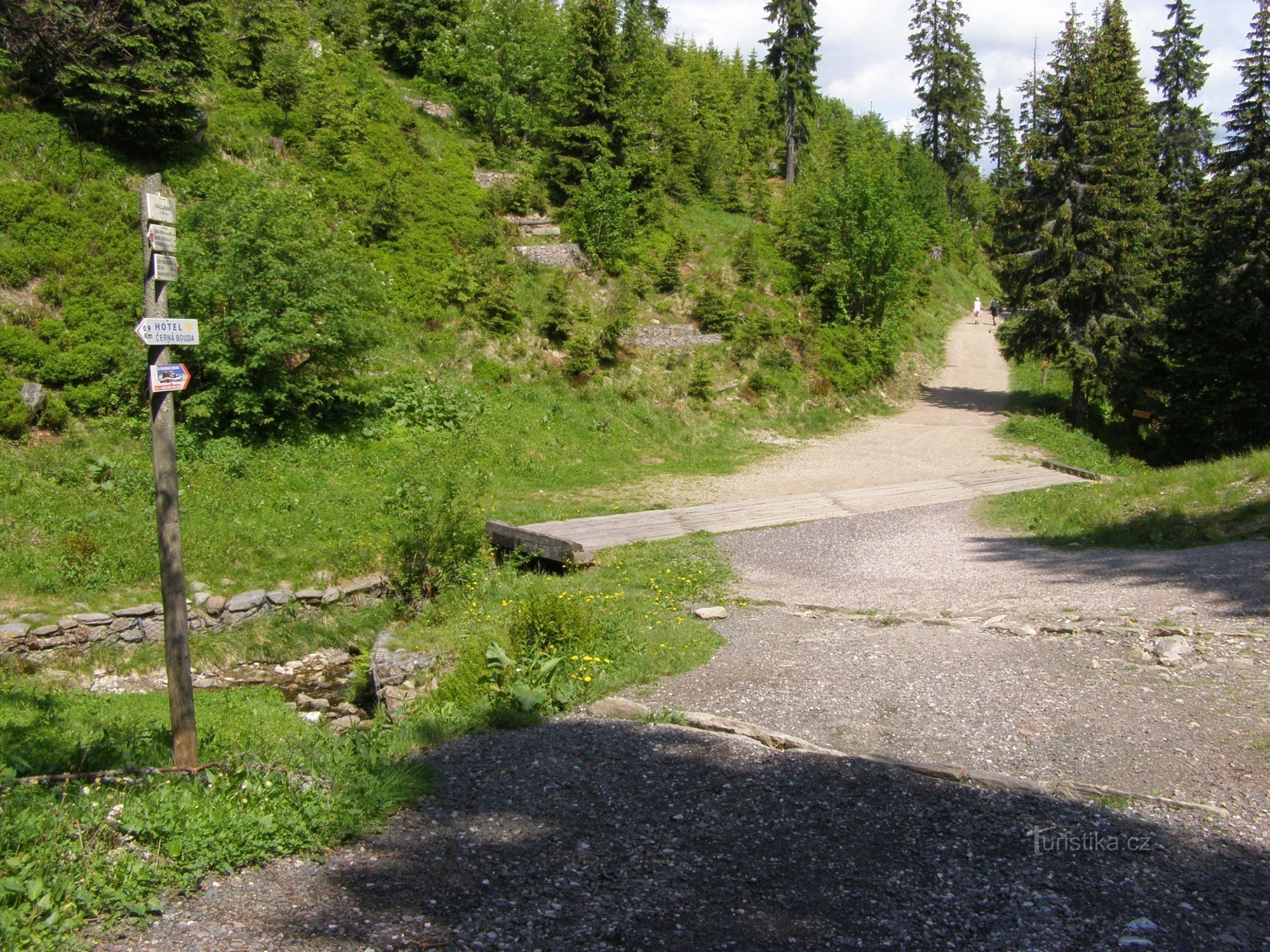 encrucijada turística Václavák - Pod Javorím dolem, junto al embalse