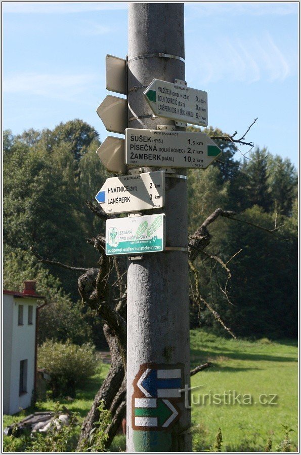 Cruce de caminos turístico Valdštejn, rama al estanque