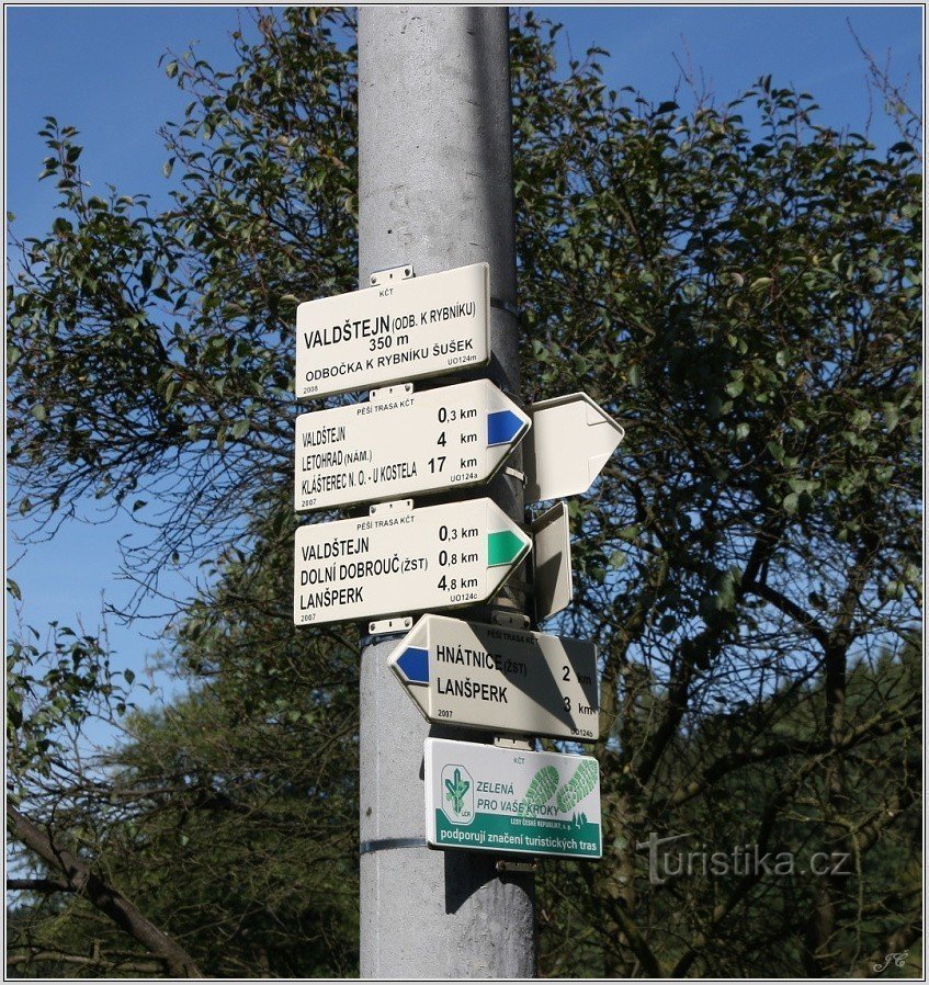 Tourist crossroads Valdštejn, branch to the pond