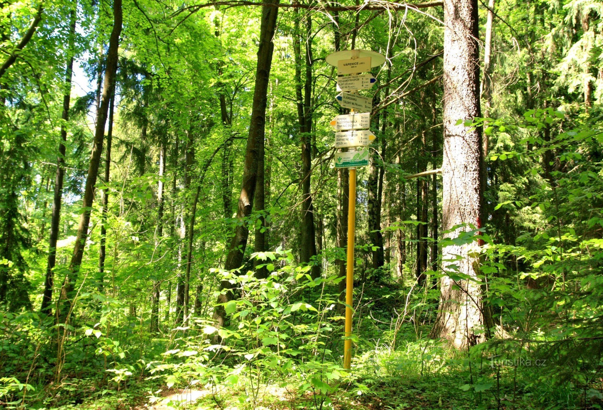 Vápenice tourist crossroads