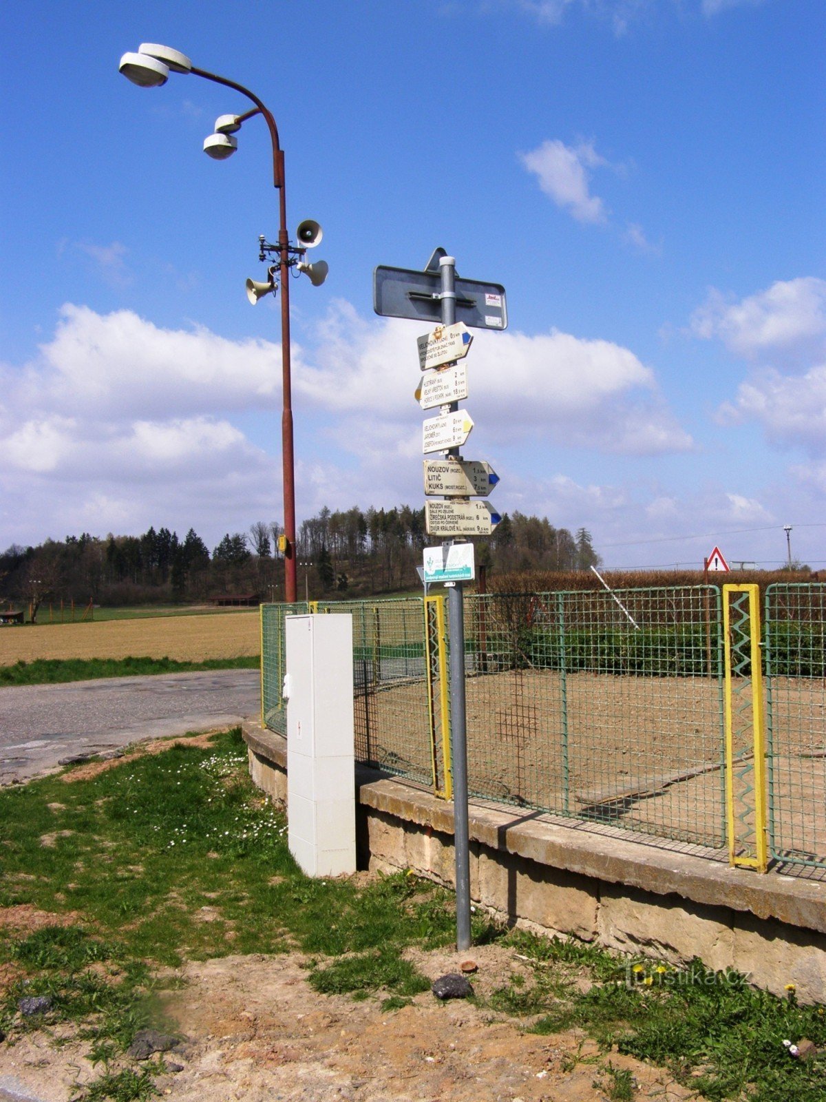 touristische Kreuzung Velichovka - westlich des Dorfes