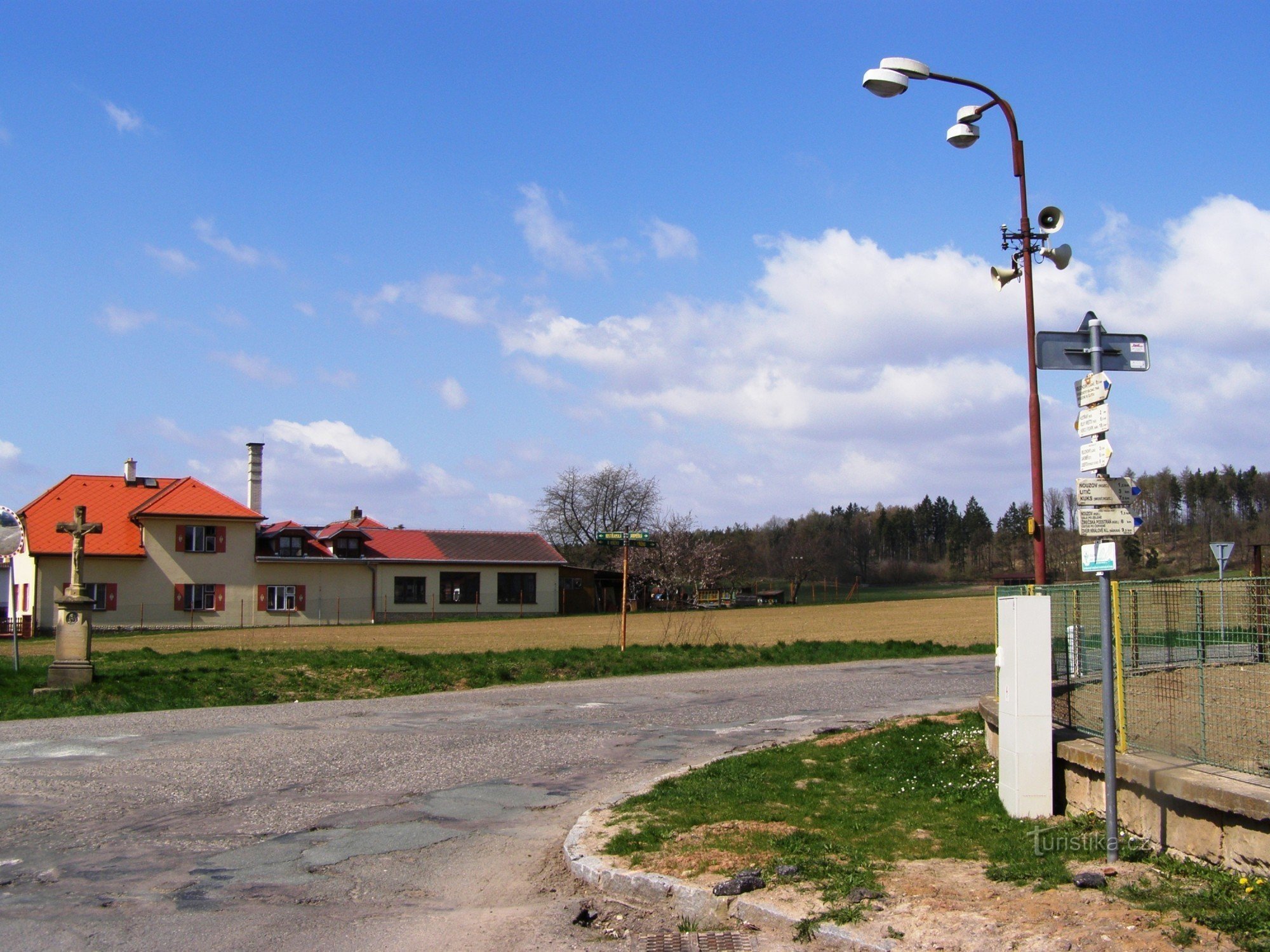 touristische Kreuzung Velichovka - westlich des Dorfes