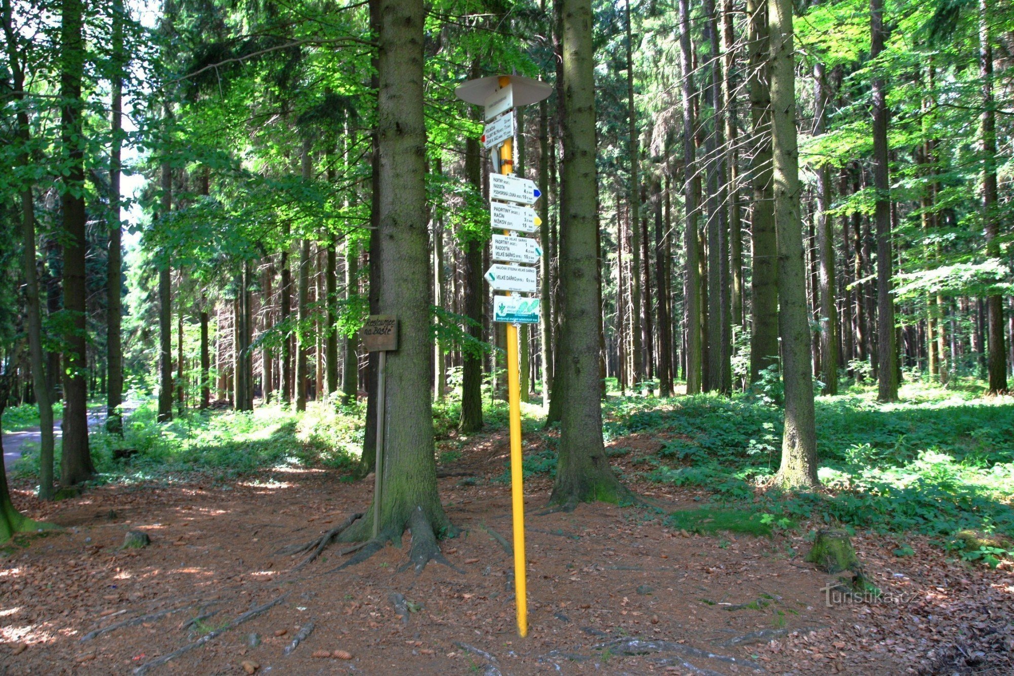 Velké Dářko boatyard tourist crossroads