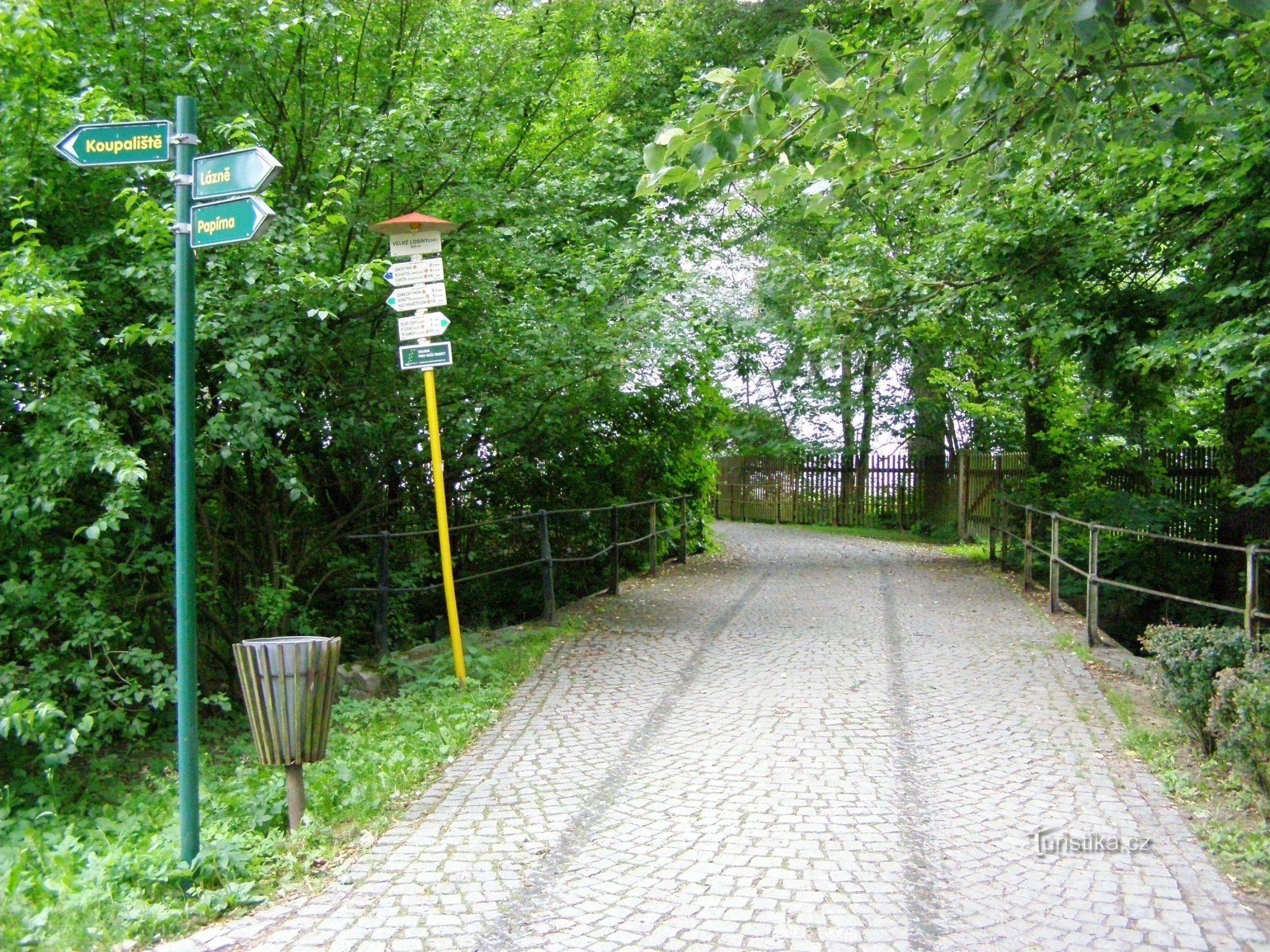 touristische Kreuzung von Velké Losiny - in der Nähe des Schlosses