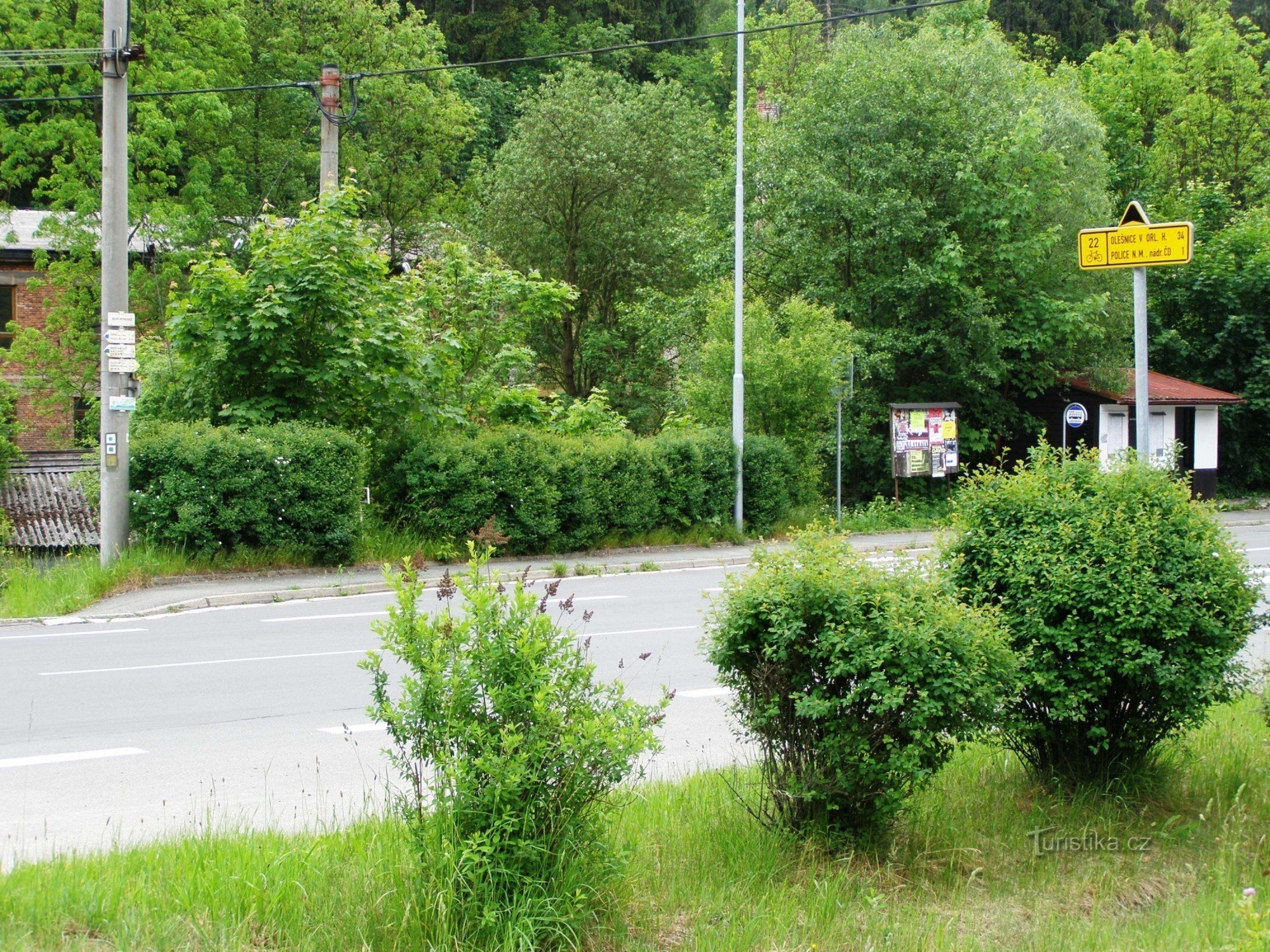 turisti risteyksessä Velké Petrovice - bussi
