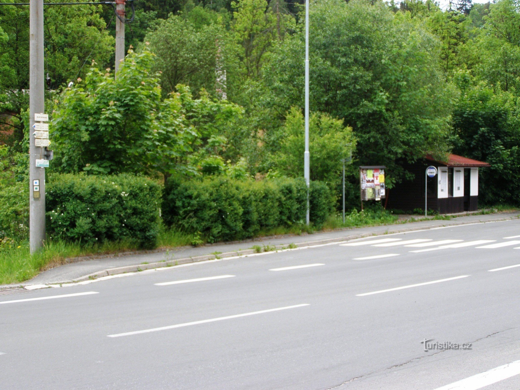 turisti risteyksessä Velké Petrovice - bussi