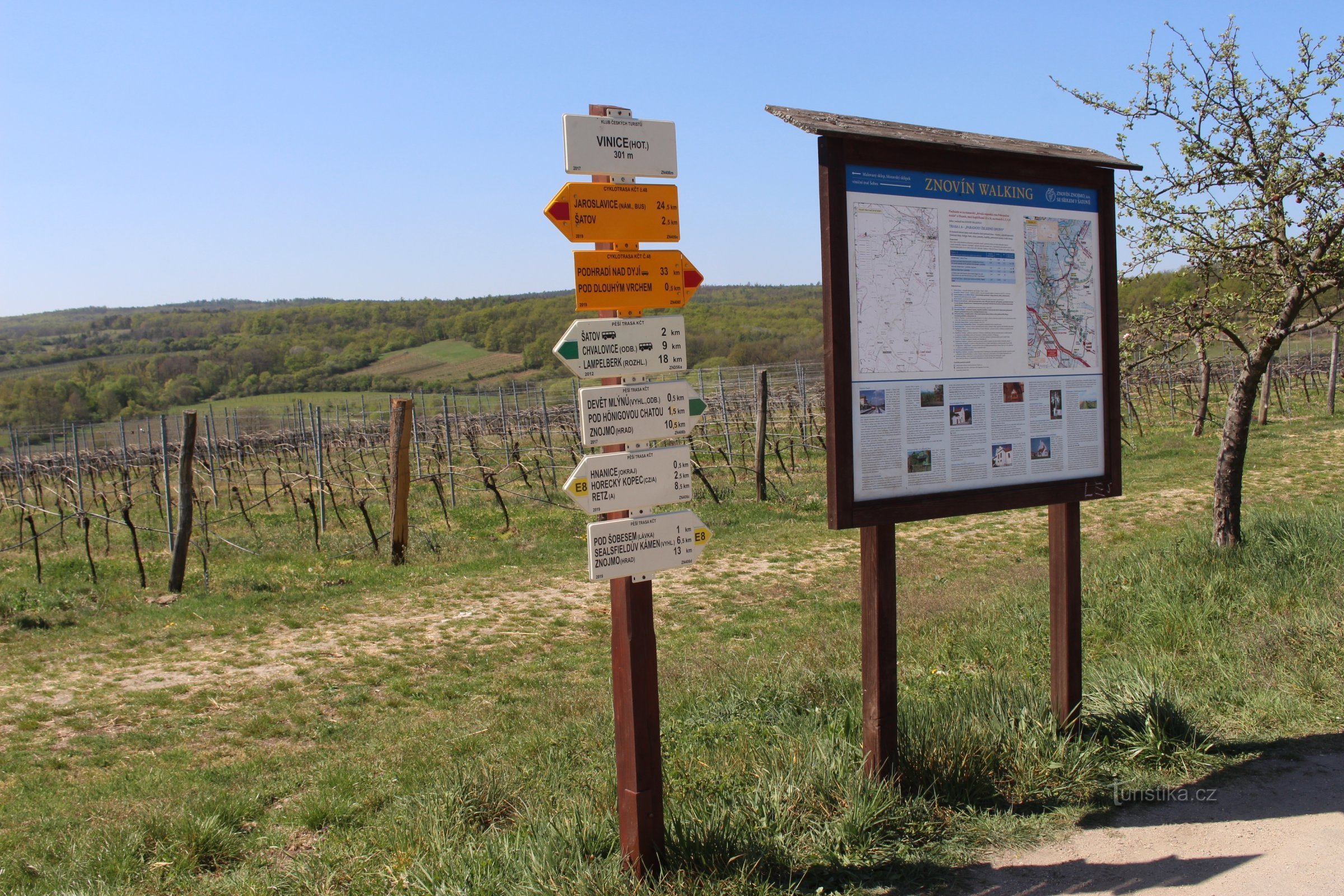 Turisztikai útkereszteződés Vinice, szálloda információs táblával