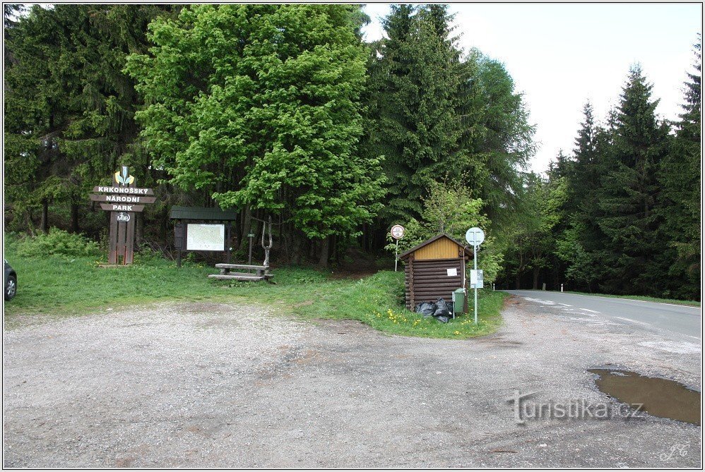 Encruzilhada turística O topo da estrada acima de Babí