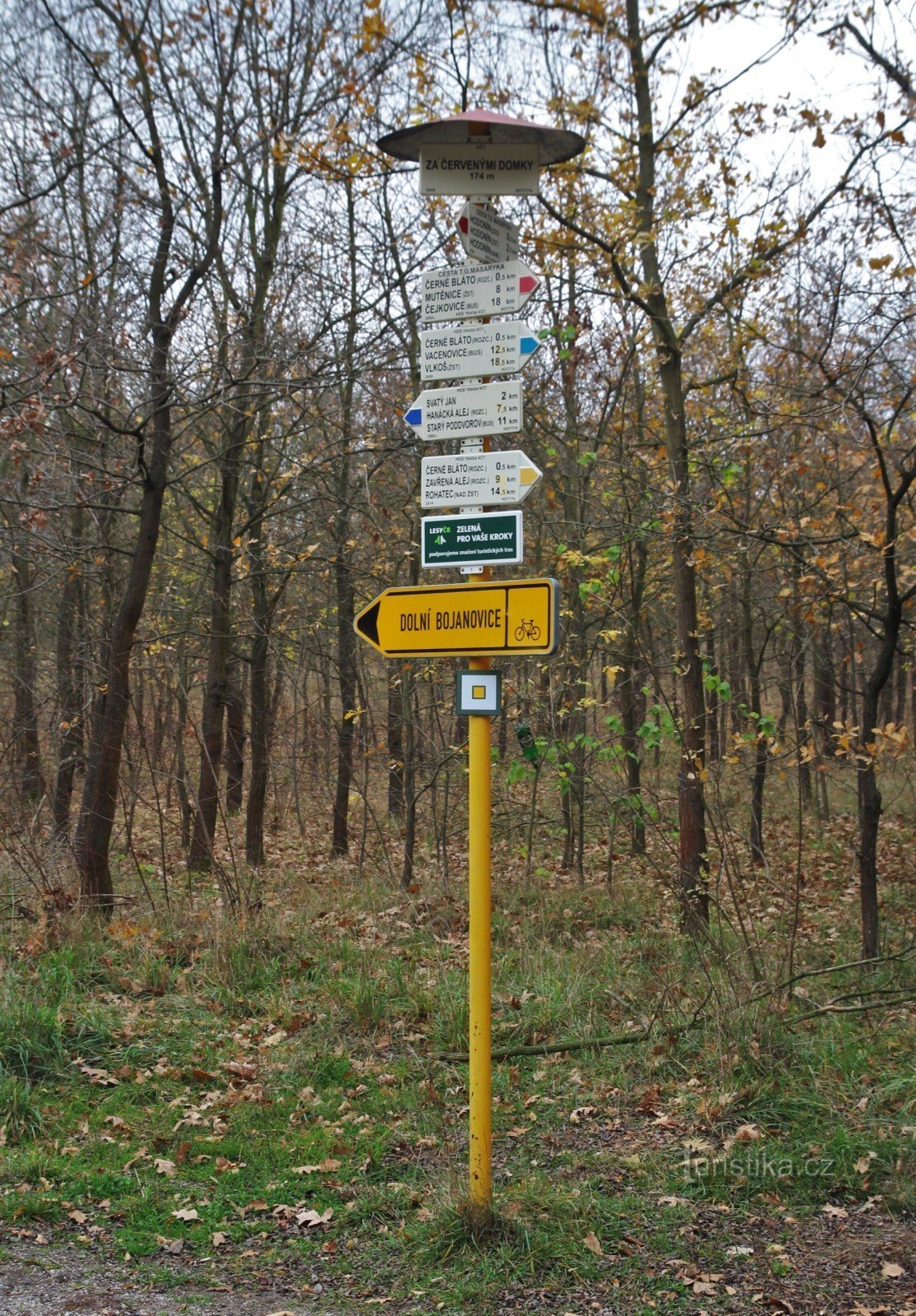 Touristenkreuzung hinter den Roten Häusern