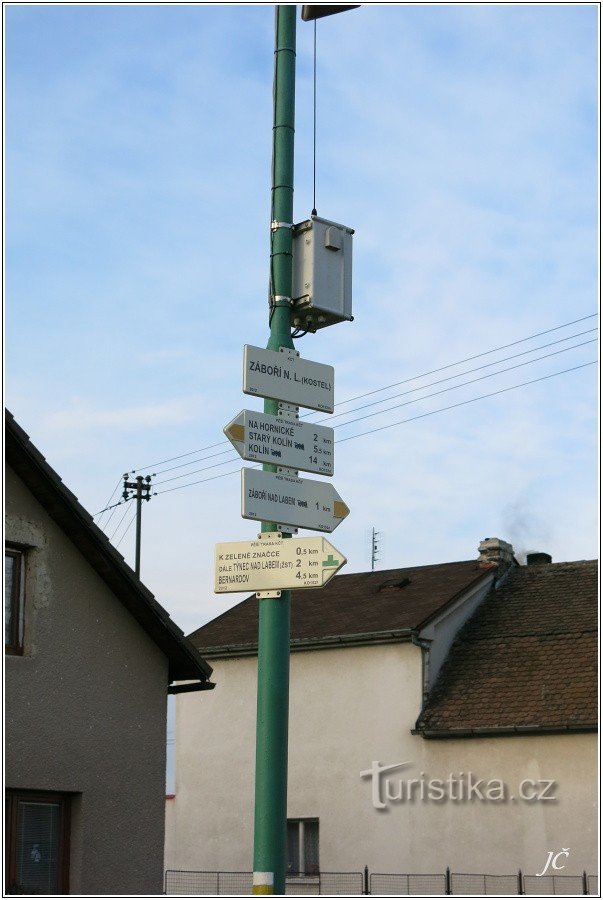 Záboří nad Labem răscruce turistică, biserică