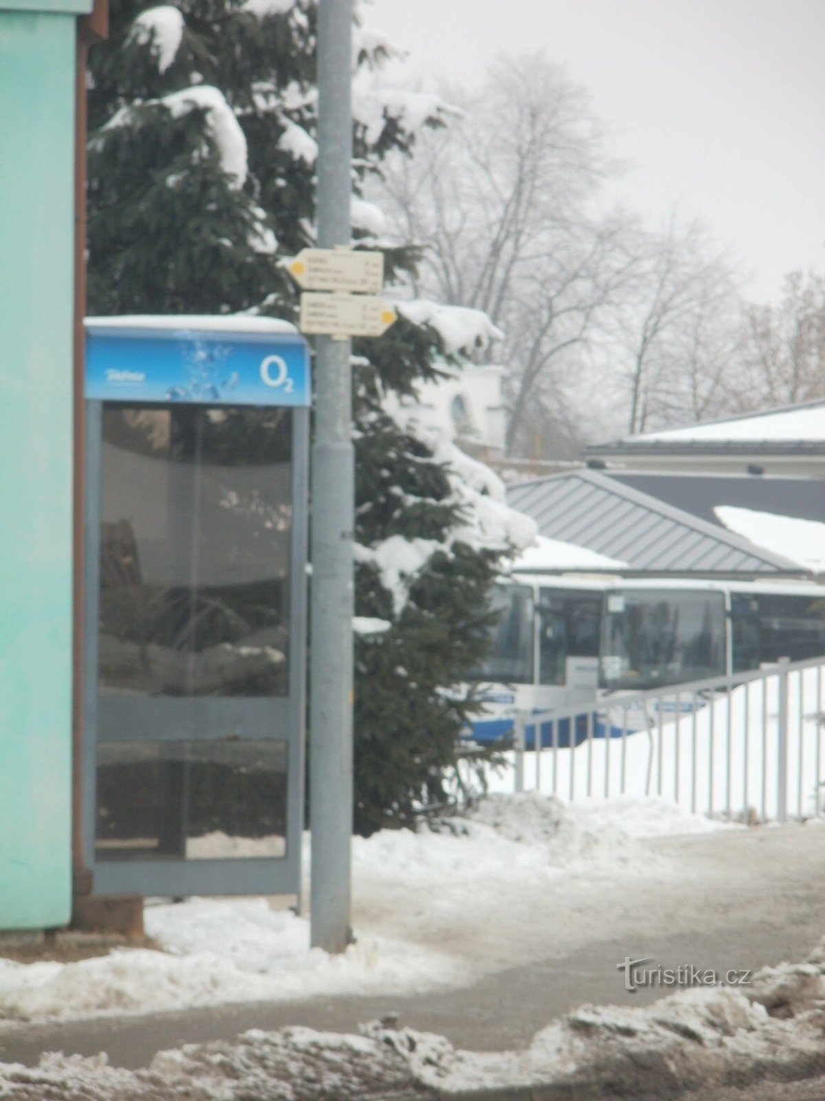旅游十字路口 Žamberk - 在公交车站