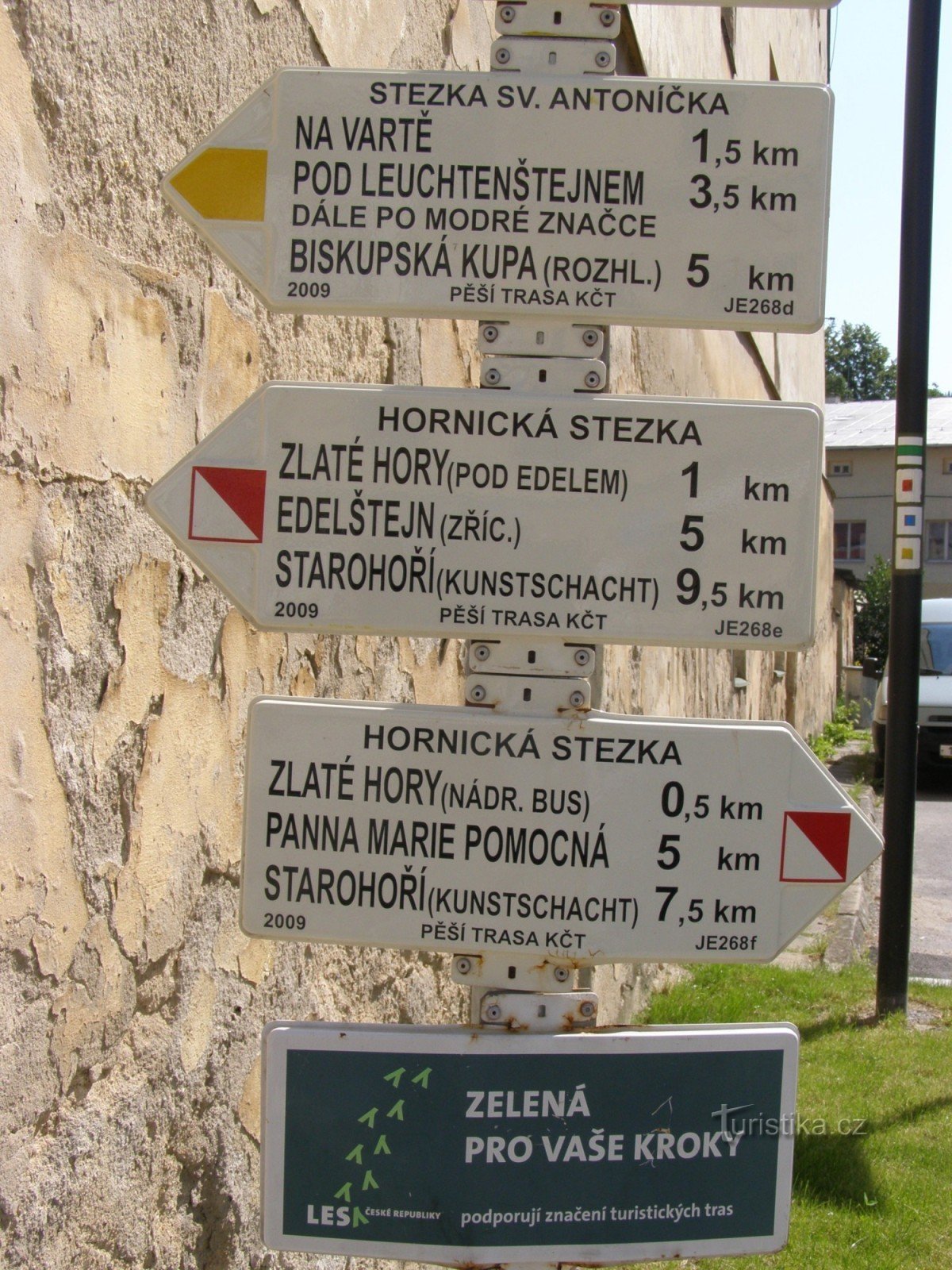 tourist crossroads Zlaté Hory - square