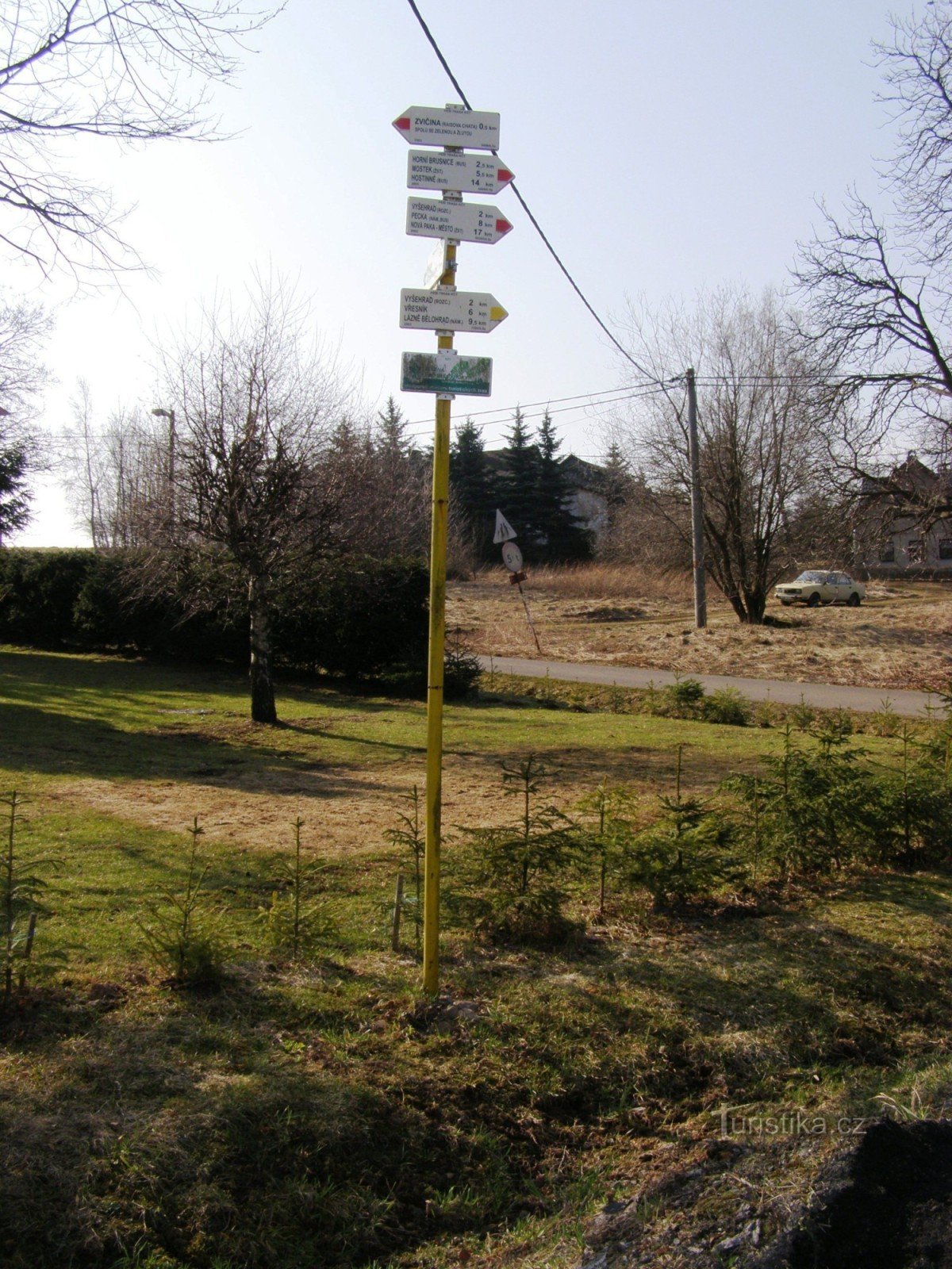 encrucijada turística Zvičina - pueblo