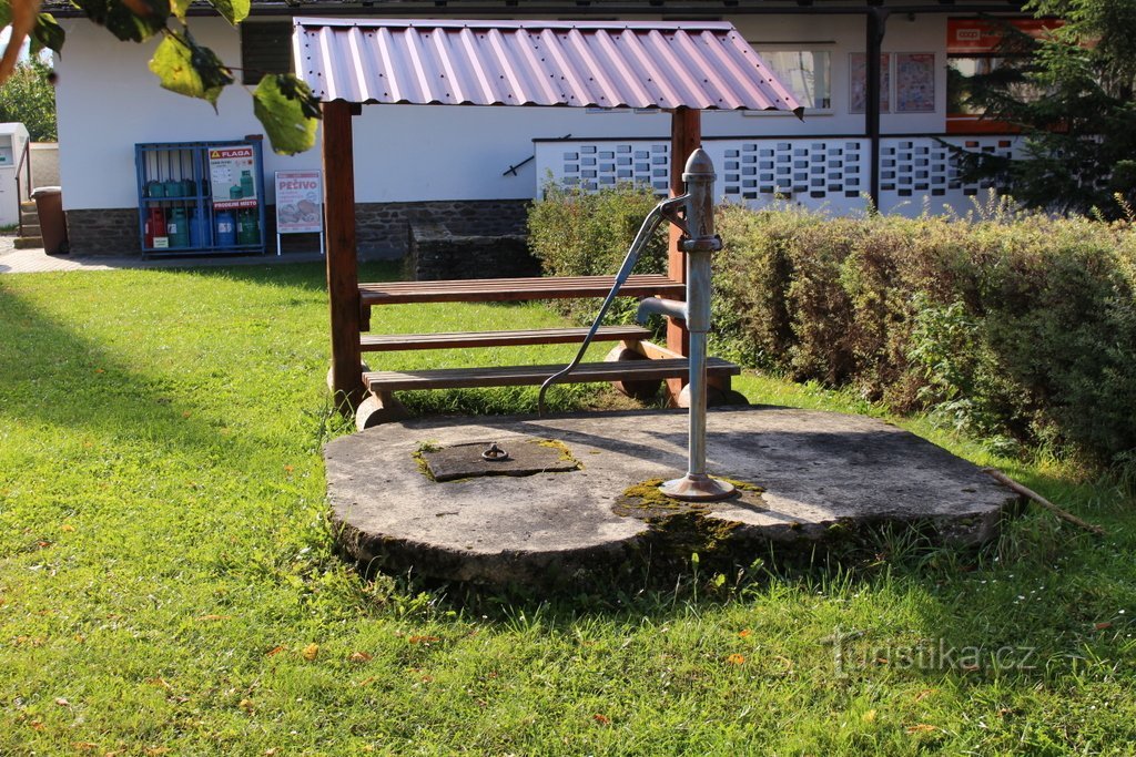 Tourist shelter and pump near the monument