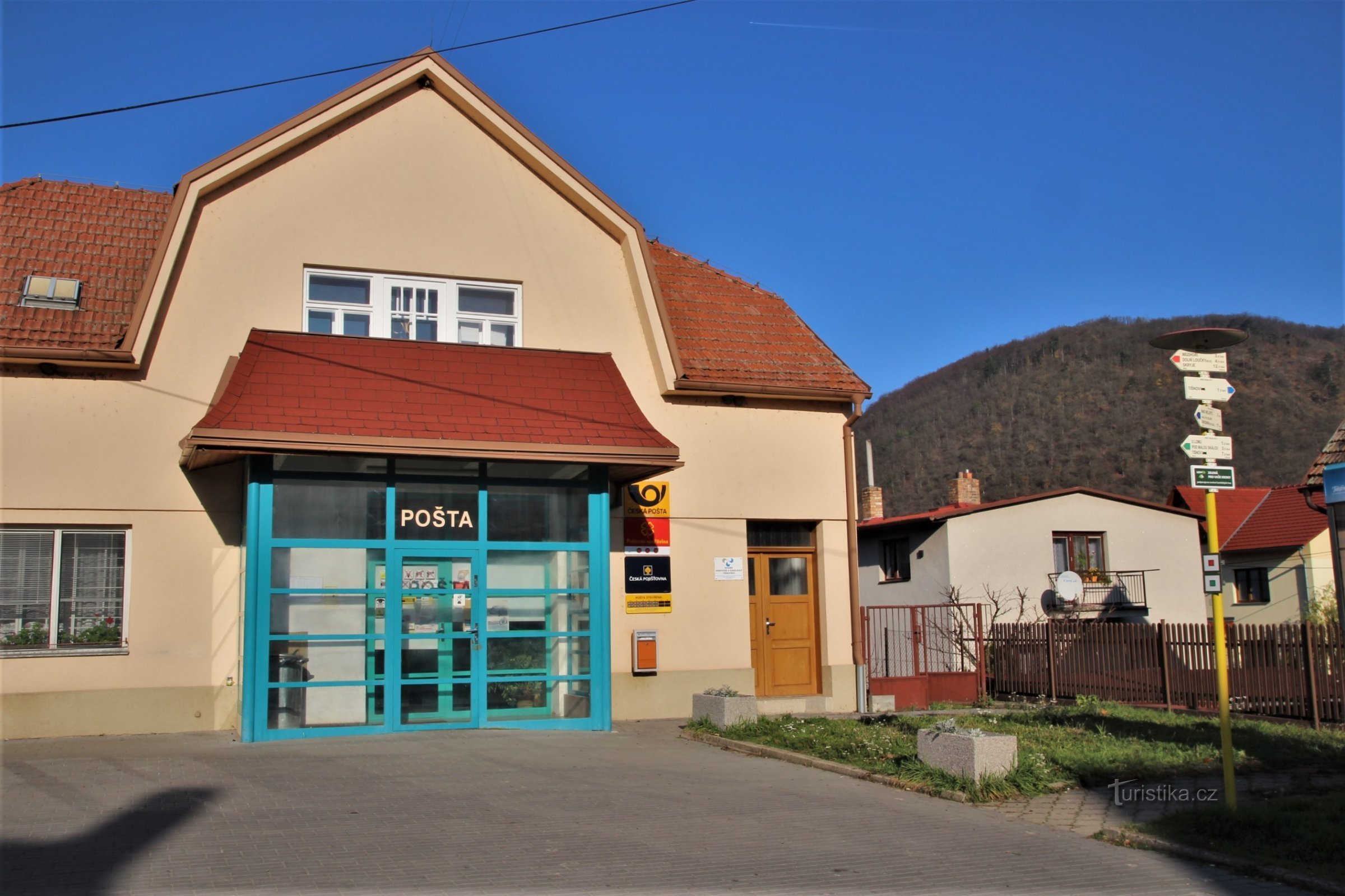 Panneau touristique à la poste