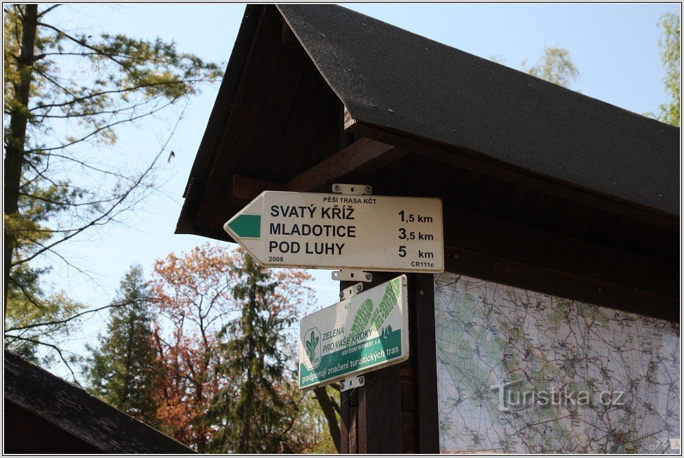 Poste indicador turístico en Ronov nad Doubravau