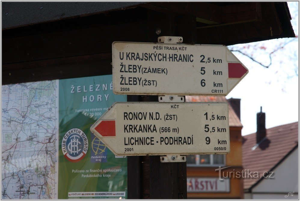 Poste indicador turístico en Ronov nad Doubravau