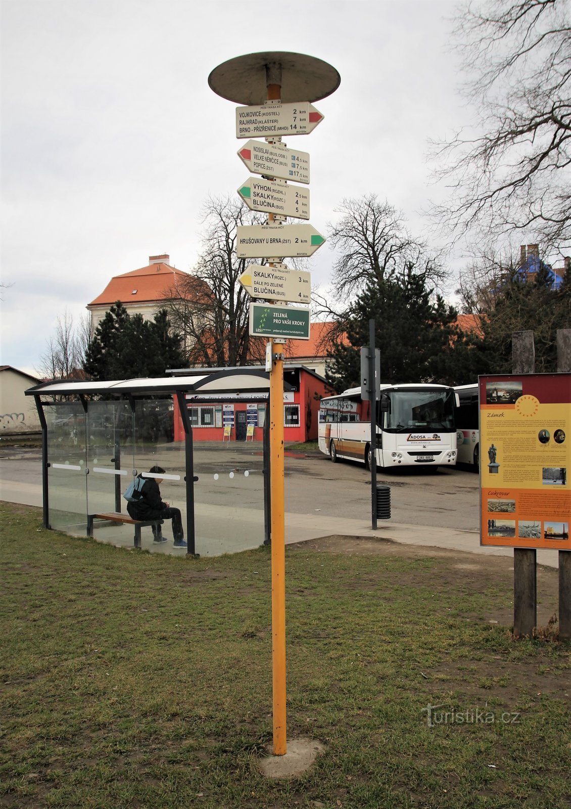 バス停での観光ガイド