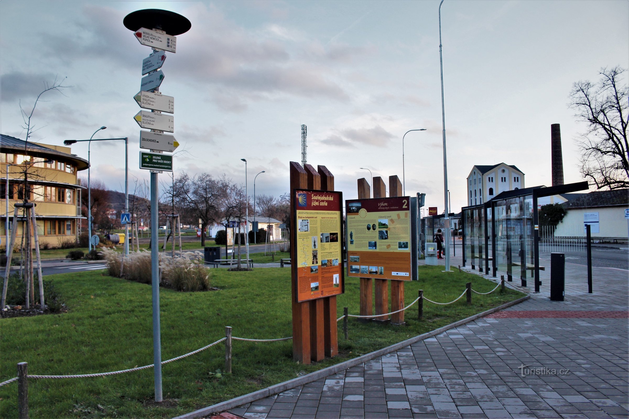 Guide touristique à la nouvelle gare routière