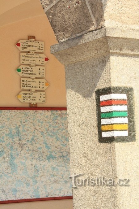 Tourist guide in the arch of the house No. 71