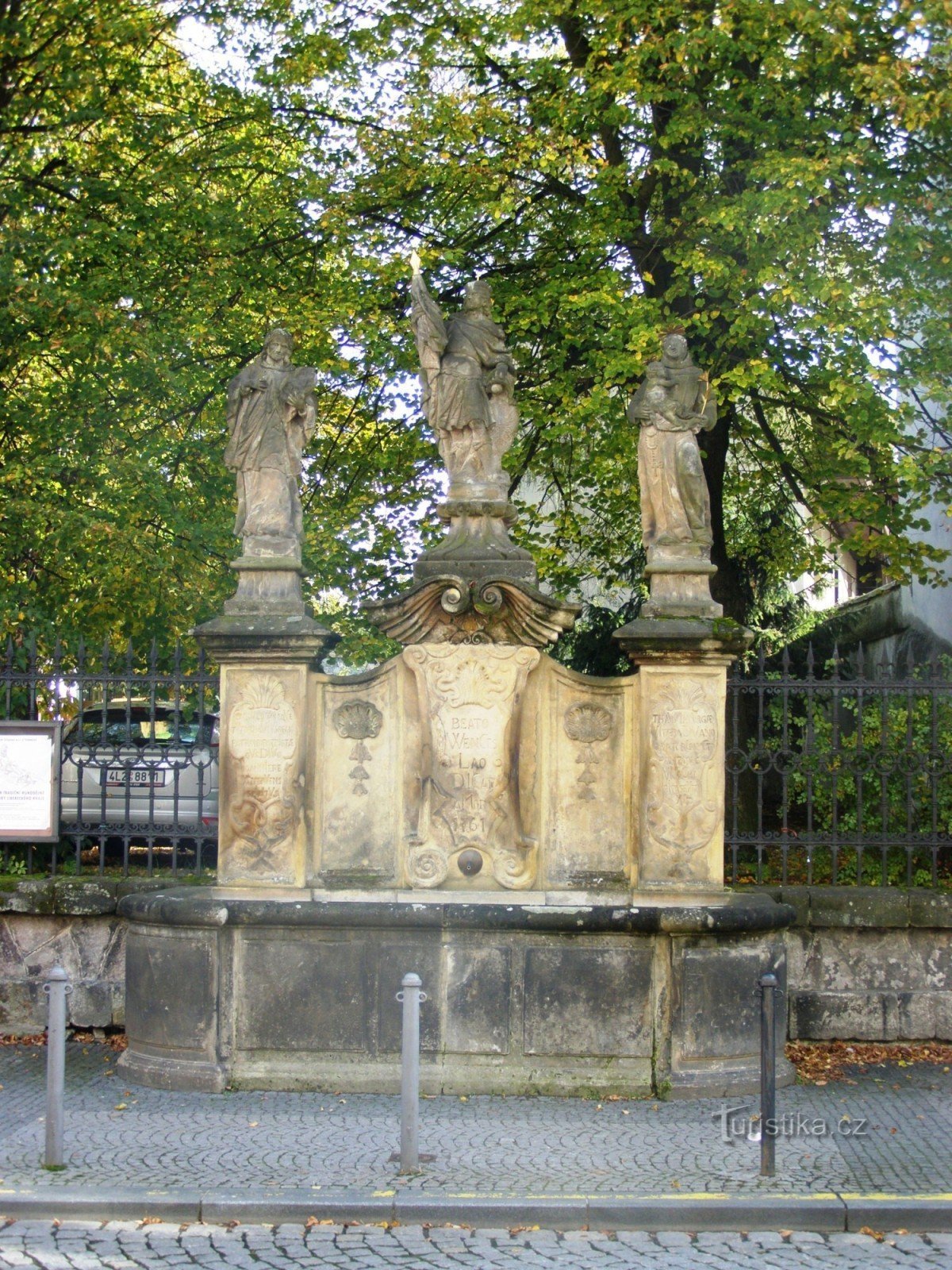 Turnov - fontaine avec une statue de St. Venceslas