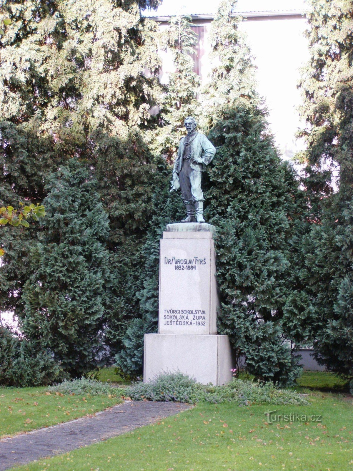 Turnov - monument al Dr. Miroslav Tyrš
