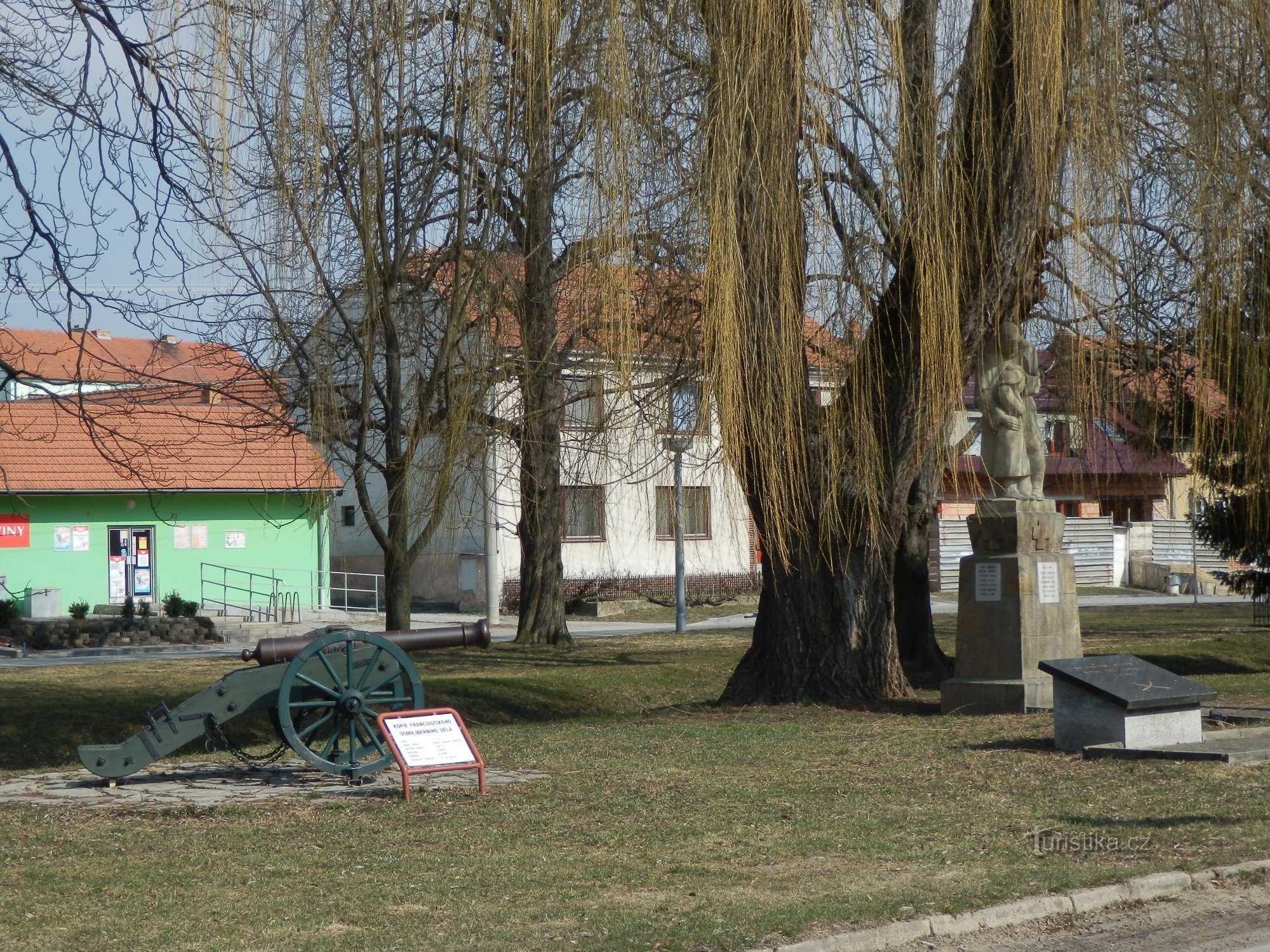 Tvarožná - 村の小さなモニュメントとアトラクション