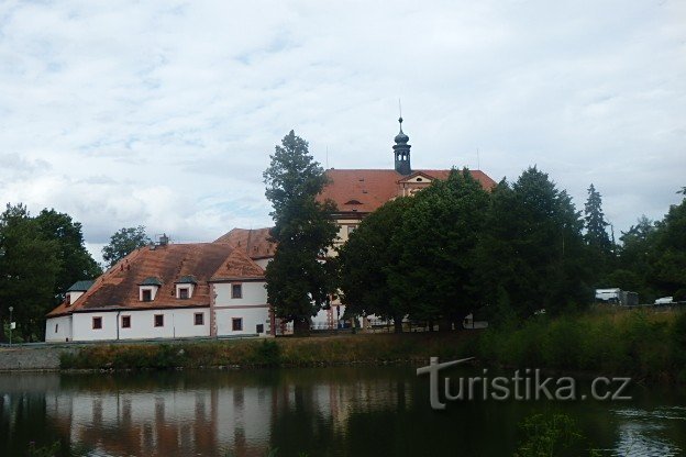 Cetatea și castelul din Lnáry