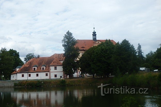 Tvrz a zámek ve Lnářích