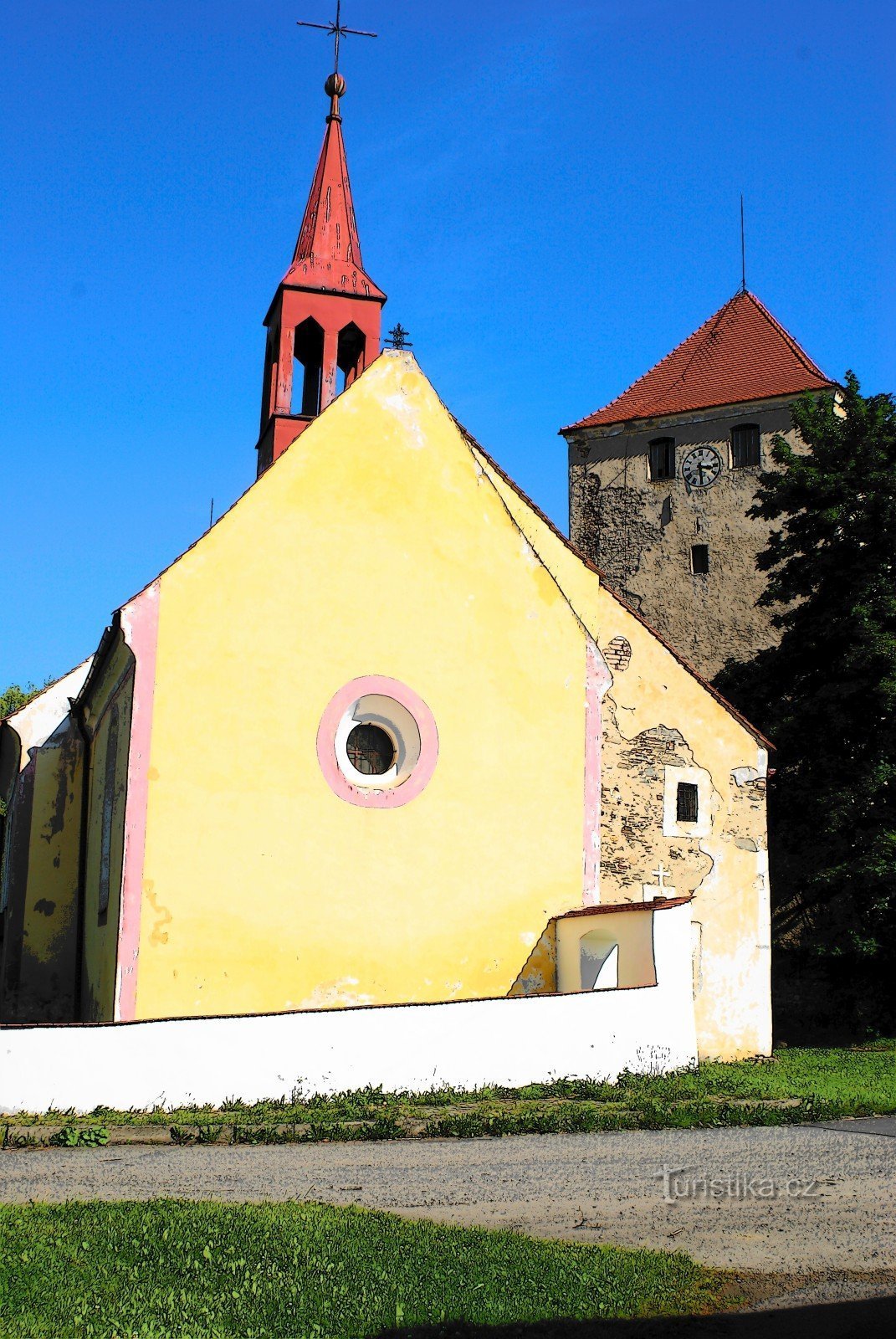 fästning som bakgrund till kyrkan St. Bartolomeus