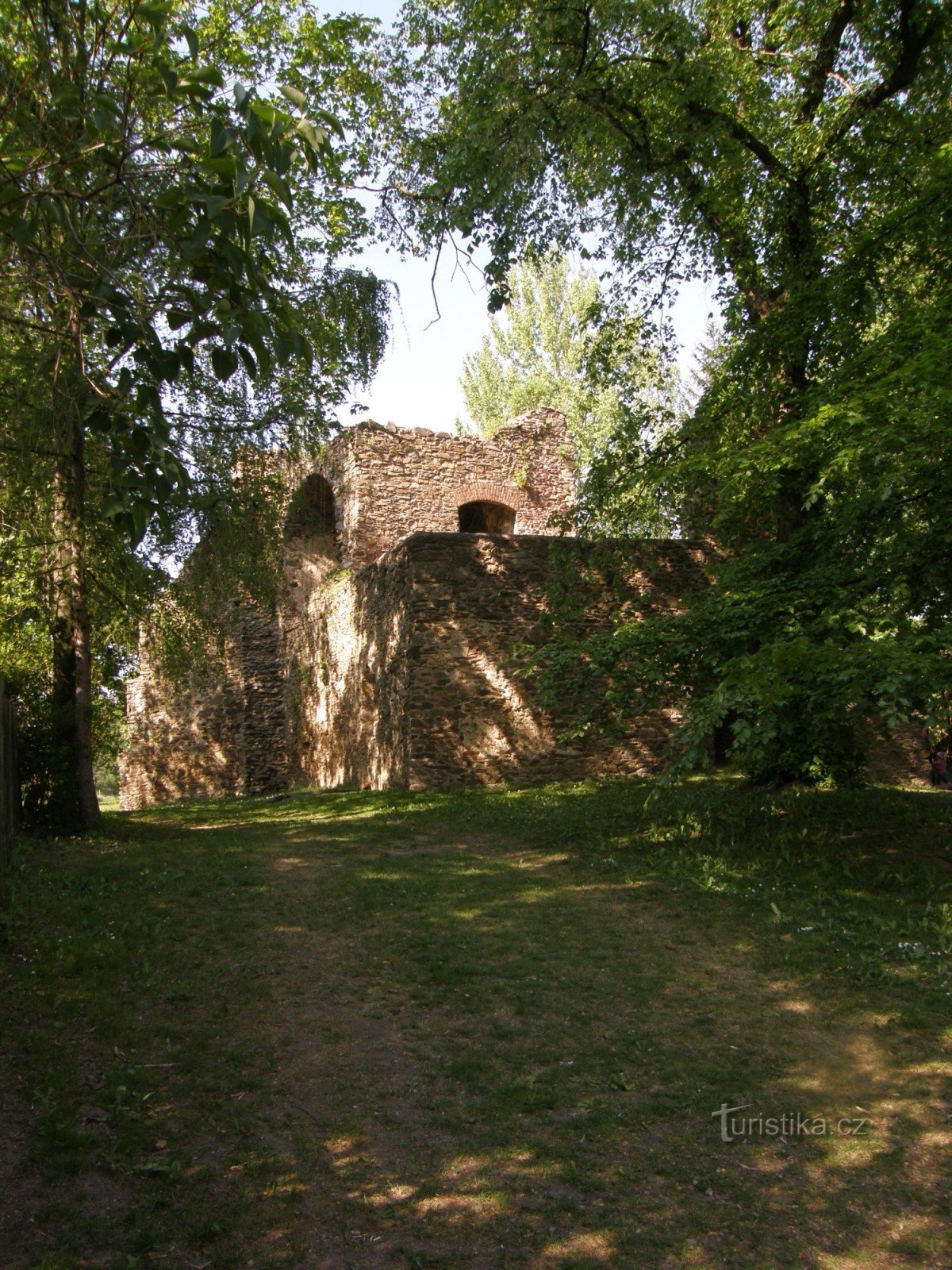 Fæstningen er omkring 70 m fra centrum af landsbyen.