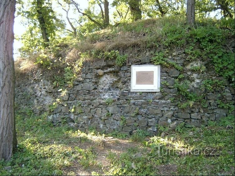 Tvrđava Nezvěstice: najstariji pisani zapisi o postojanju sela mogu se pronaći u Pramencu