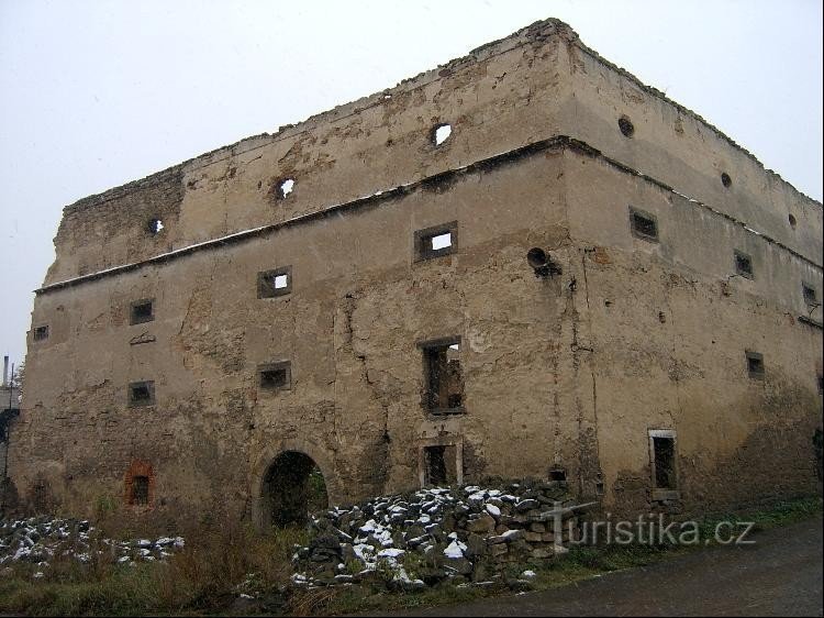 forteresse : L'entrée d'origine menait du sud par un portail semi-circulaire chanfreiné. De forme similaire