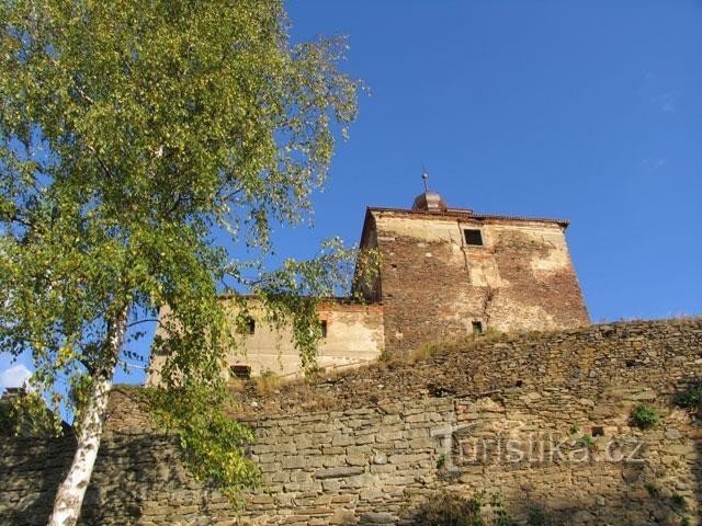 Een fort met een aangrenzend gebouw