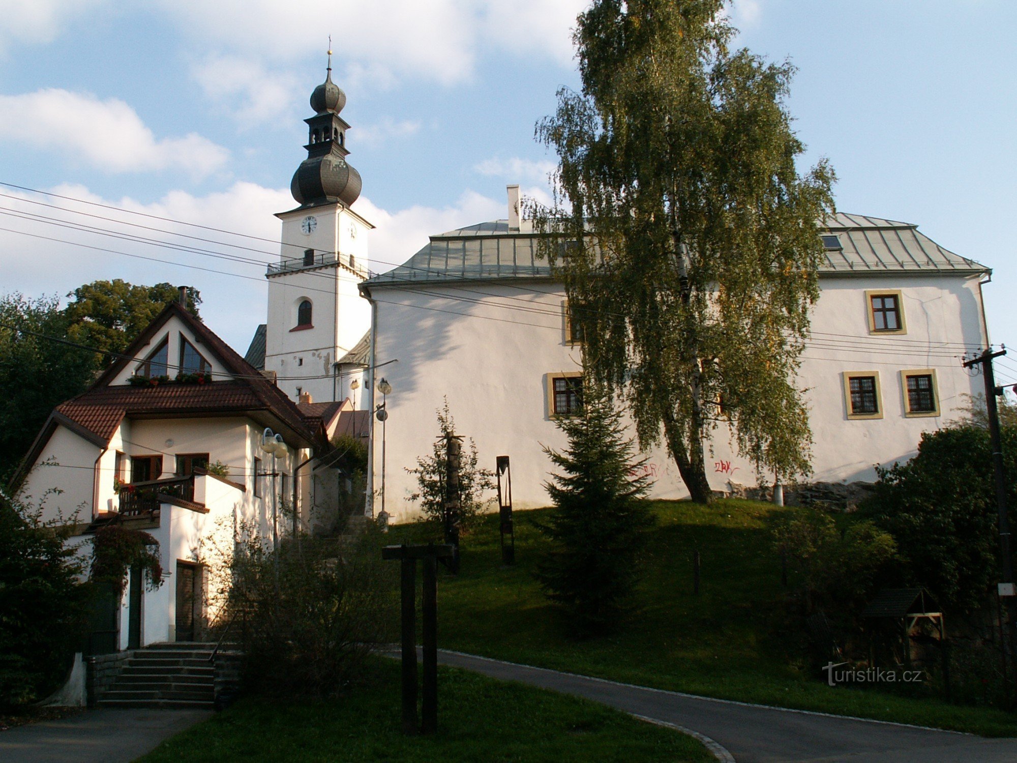 Une forteresse avec un musée régional. Au fond l'église St. Procope