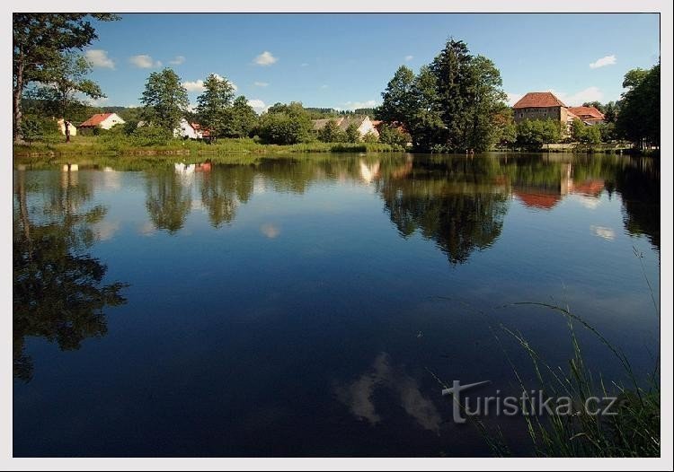 fortaleza atrás da lagoa em Svojšice