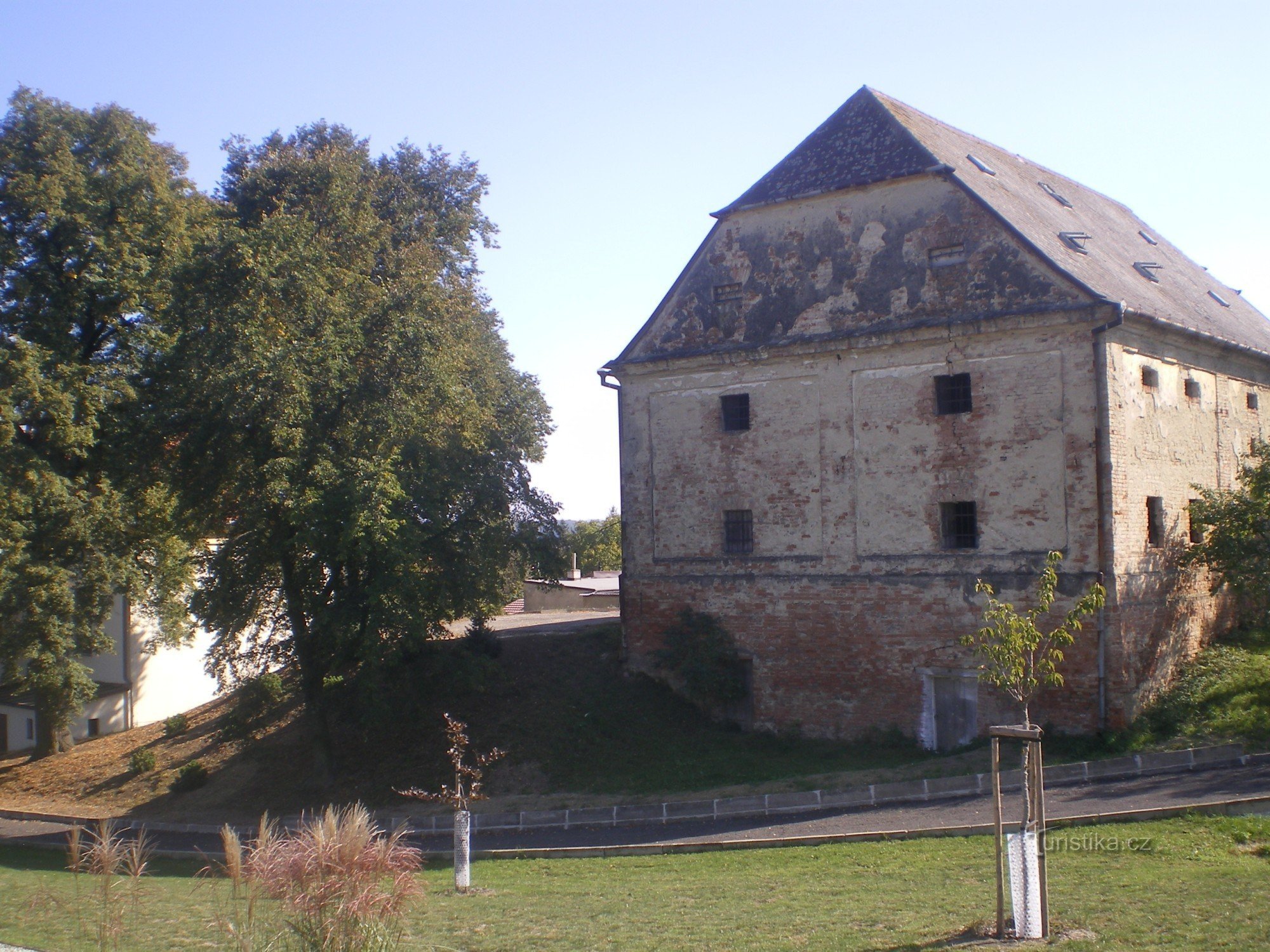 Fortaleza cerca de la iglesia en Milonice