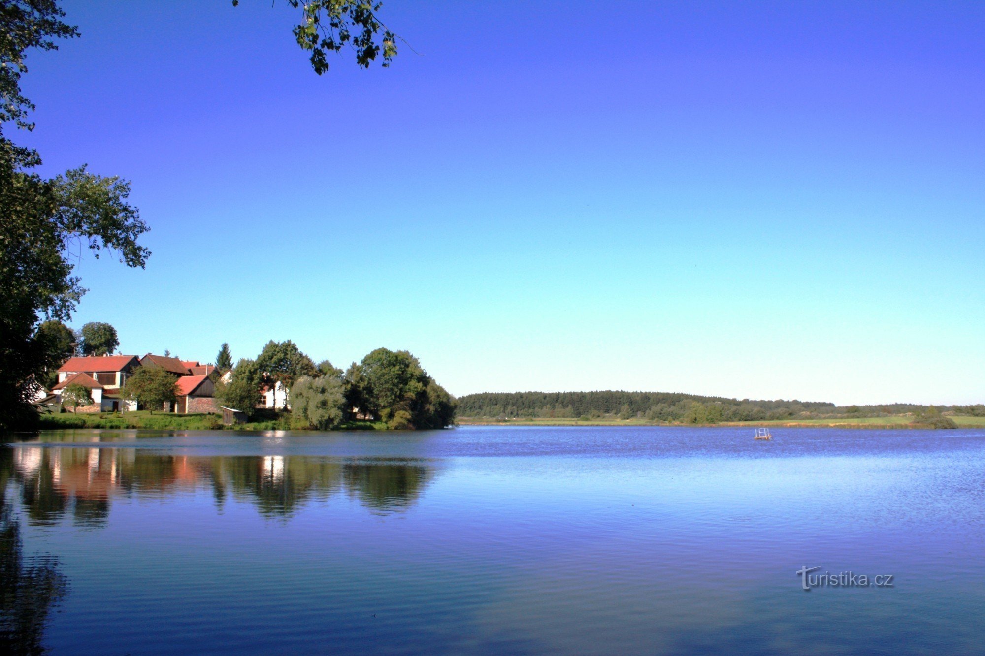 Lagoa Tvrzský perto de Ronov