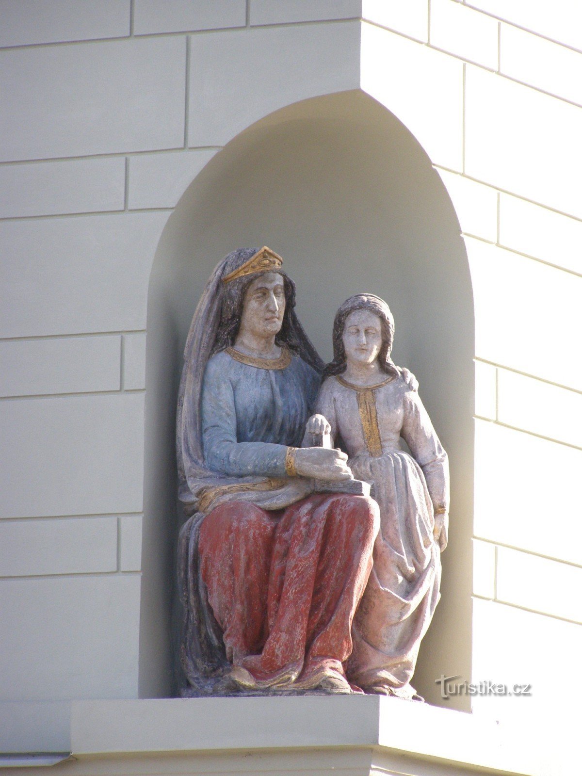 Týnec nad Labem - Bürgerhaus Nr. 158 mit der Statue des hl. Anne lehrt die Jungfrau Maria
