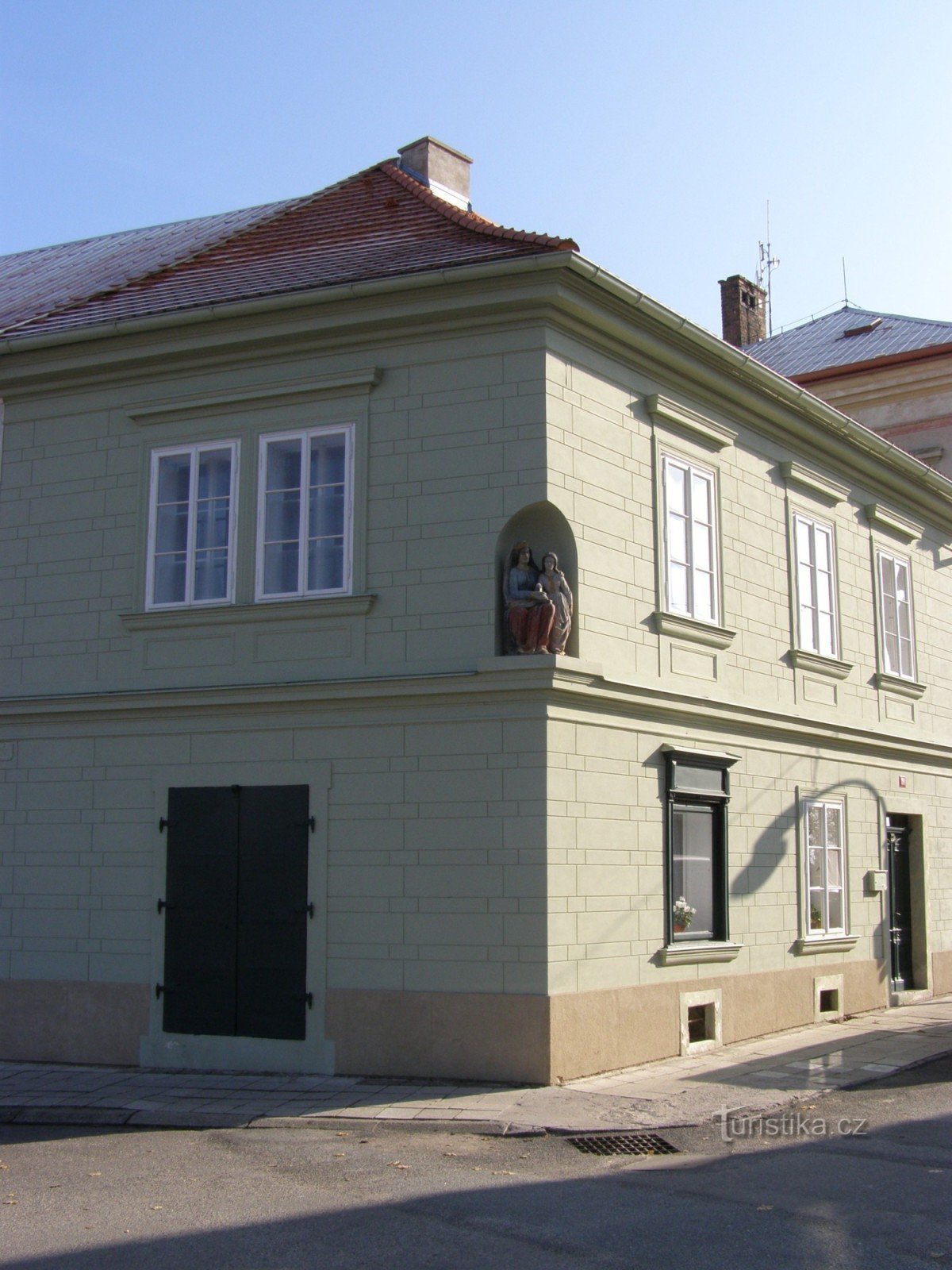 Týnec nad Labem - borgerhus nr. 74 med statuen af ​​St. Anne og Jomfru Maria