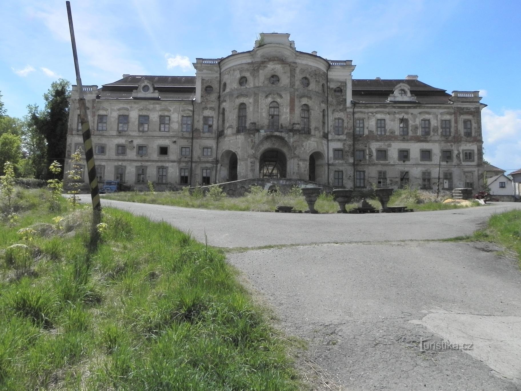 Týnec, castle