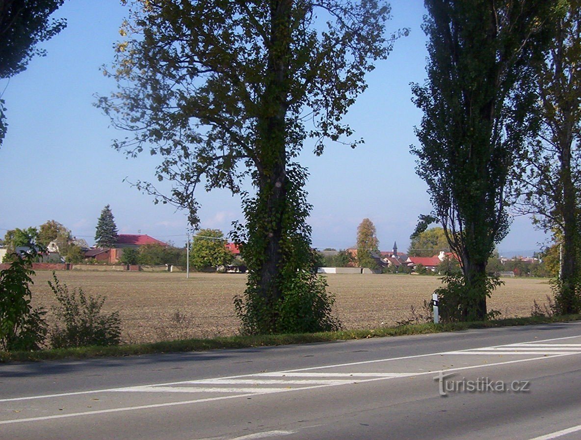 Týneček - dorp vanaf het tankstation voor Týneček - Foto: Ulrych Mir.