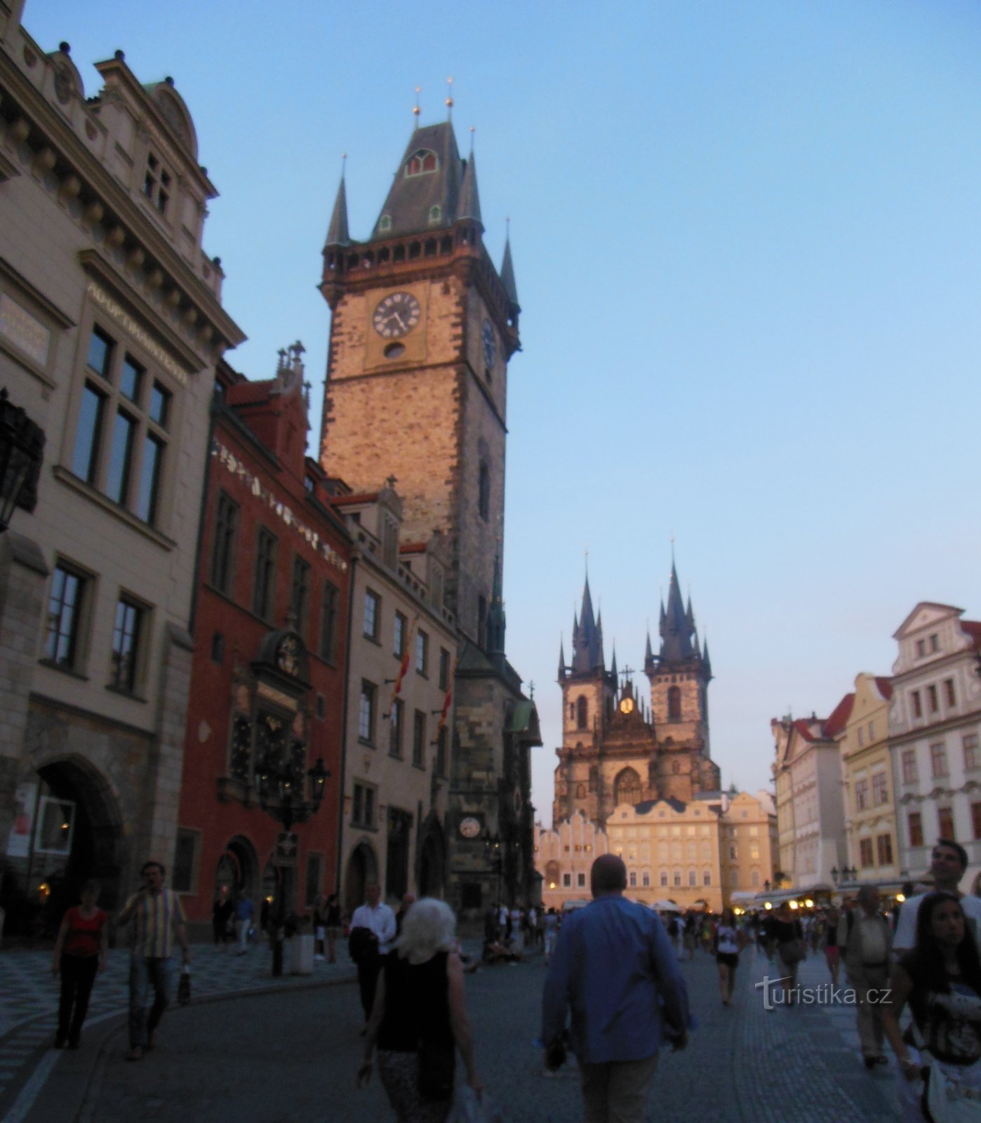 Église de Týn, ancien hôtel de ville avec horloge astronomique